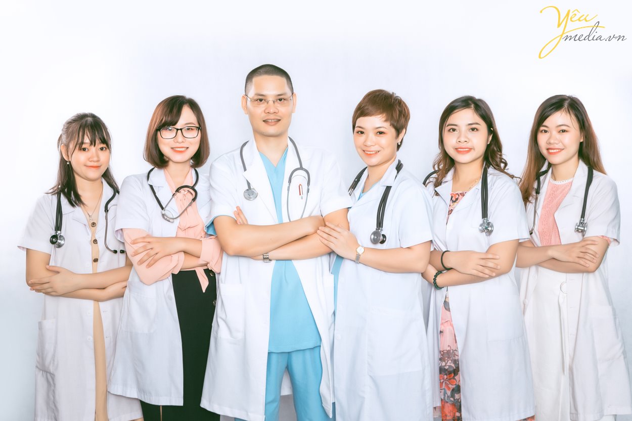 Con người là một sinh vật xã hội, điều đó có nghĩa là chúng ta không thể sống và làm việc một mình. Ngay từ khi sinh ra, chúng ta đã gắn mình với một nhóm cơ bản nhất : Gia đình. Sau đó khi lớn hơn, bước vào nhà trường chúng ta sẽ có những người bạn và nếu phù hợp sẽ tạo thành các nhóm bạn.  Bản thân chúng ta với năng lực và tính cách sẽ có những ảnh hưởng lên nhóm, đồng thời cũng chịu những tác động của bạn bè cả về điều tốt lẫn xấu: “Gần mực thì đen, gần đèn thì sáng”. Nhờ các hoạt động trong nhóm, chúng ta vừa phát triển những kỹ năng cá nhân, thu nạp những kiến thức, kinh nghiệm cho bản thân, đồng thời góp phần vào các hoạt động đem lại những giá trị về vật chất và tinh thần cho tập thể, cộng đồng. Ngay từ xưa, ông bà ta cũng có câu : “Một cây làm chẳng nên non, ba cây chụm lại nên hòn núi cao”  Nhóm không đơn giản chỉ là một tập hợp nhiều người làm việc cùng nhau hoặc làm việc dưới sự chỉ đạo của một nhà quản lý. Nhóm là một tập hợp những cá nhân có các kỹ năng bổ sung cho nhau và cùng cam kết chịu trách nhiệm thực hiện một mục tiêu chung. Vì thế các thành viên trong nhóm cần có sự tương tác với nhau và với trưởng nhóm để đạt được mục tiêu chung. Các thành viên trong nhóm cũng phải có sự phụ thuộc vào thông tin của nhau để thực hiện phần việc của mình.  Kỹ năng làm việc nhóm là lợi thế cạnh tranh hàng đầu, nhưng đa số các tổ chức đều gặp phải những điểm chết khiến đội nhóm không thể vận hành hiệu quả. Nền tảng cơ bản của teamwork là sự tin tưởng lẫn nhau, có những tranh luận mang tính xây dựng, cam kết với quyết định đã đưa ra, cùng nhắc nhở nhau hoàn thành trách nhiệm và tập trung vào mục tiêu chung.  Để thúc đẩy tinh thần teamwork ở các đội nhóm, tổ chức, công ty... rất nhiều đơn vị đã lựa chọn Yêu Media làm đơn vị thực hiện bộ ảnh profile nơi quy tụ đầy đủ những gương mặt của các thành viên, để luôn nhắc nhở mọi người về một khung hình chung, về một mục tiêu chung, để cùng cố gắng hoàn thành tốt nhiệm vụ của mình. 