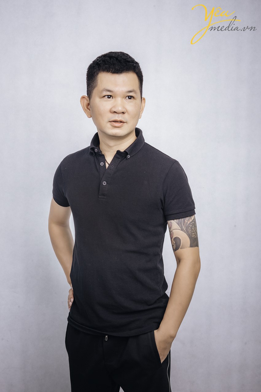 nhà tạo mẫu tóc hàng đầu việt nam chụp ảnh trong studio yêu media