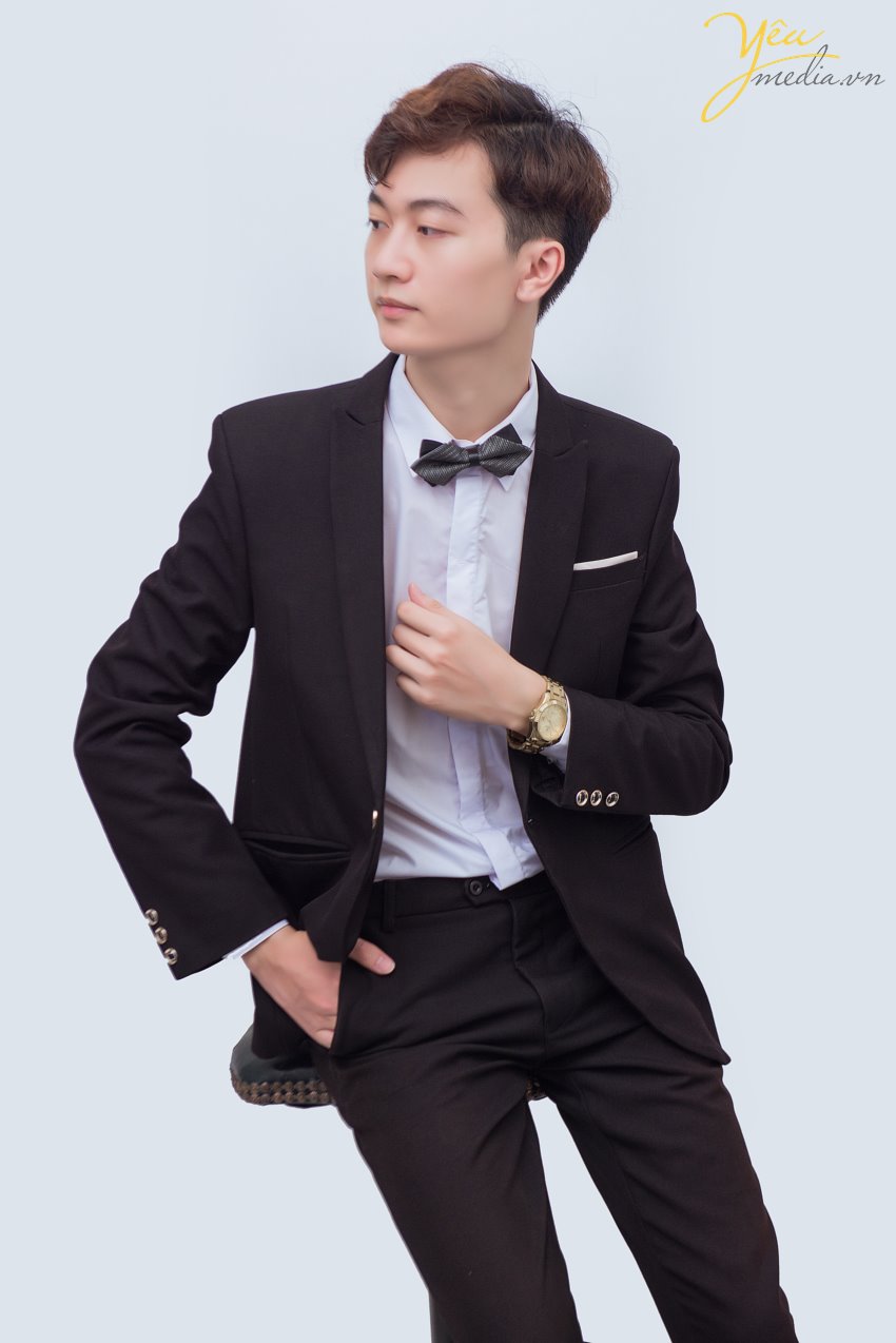 Ngày nay, công việc phải giao lưu gặp gỡ các đối tác và xuất hiện trên các trang ấn phẩm báo chí truyền thông của các doanh nhân thường rất nhiều. Chính vì các nhà doanh nhân cần có một bộ ảnh chân dung dành riêng cho mình để thể hiện sự chuyên nghiệp, tinh tế và sang trọng nhất cho chính bản thân mình.   Nắm bắt được nhu cầu ấy, tại Yêu Media chúng tôi cung cấp Dịch vụ chụp ảnh chân dung doanh nhân dành cho các doanh nhân thành đạt muốn có được bộ ảnh tinh tế, sang trọng.  Xin mời khách hàng tham khảo 1 bộ ảnh chân dung mà chúng tôi đã thực hiện cho Mr. Thắng tại Hà Nội. 