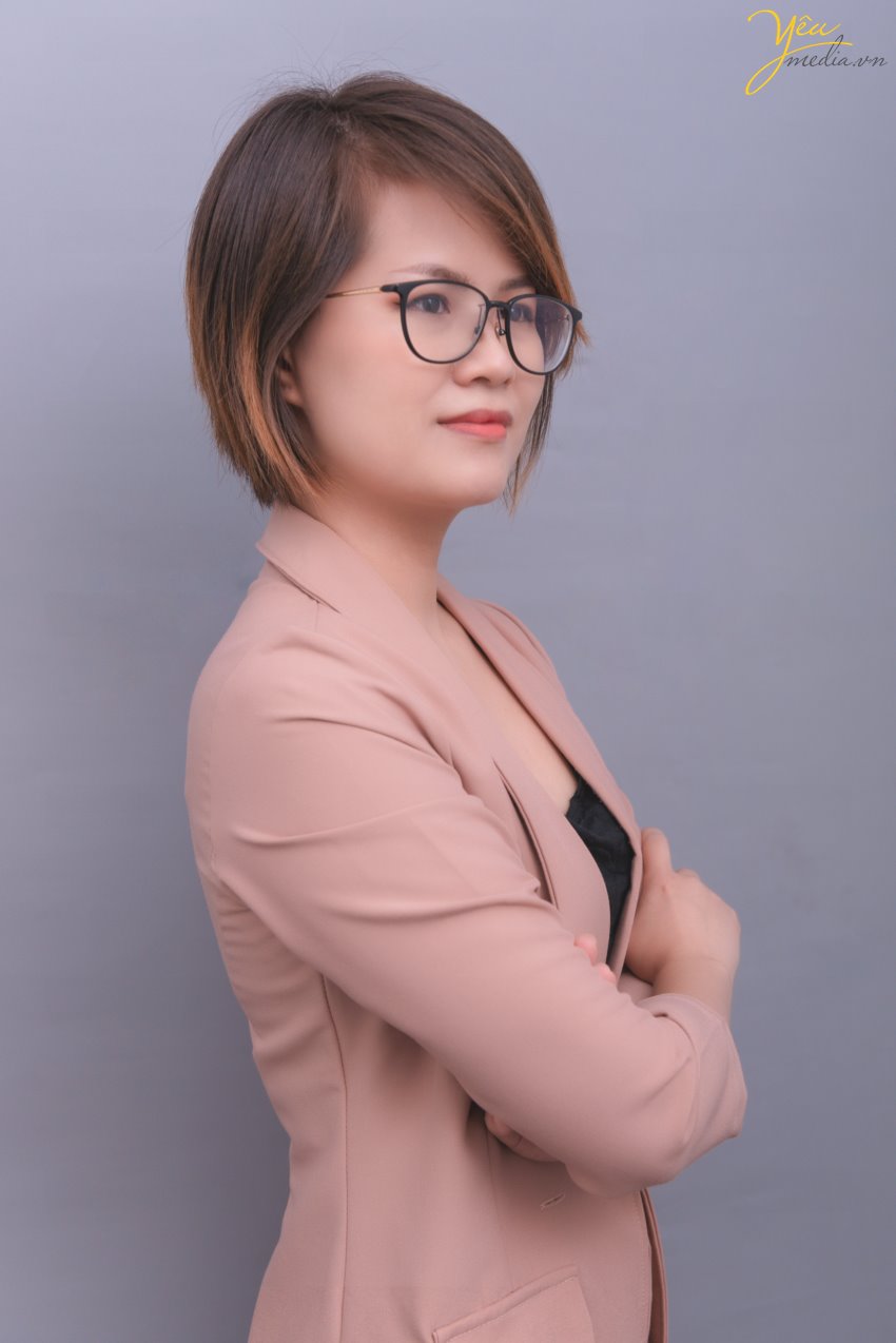 Với thế mạnh chụp ảnh chân dung theo phong cách tự nhiên, nhẹ nhàng, Yêu Media studio luôn biết cách tạo ra bầu không khí thoải mái và vui vẻ, giúp quý khách dễ dàng có được sự tự nhiên trước ống kính. 