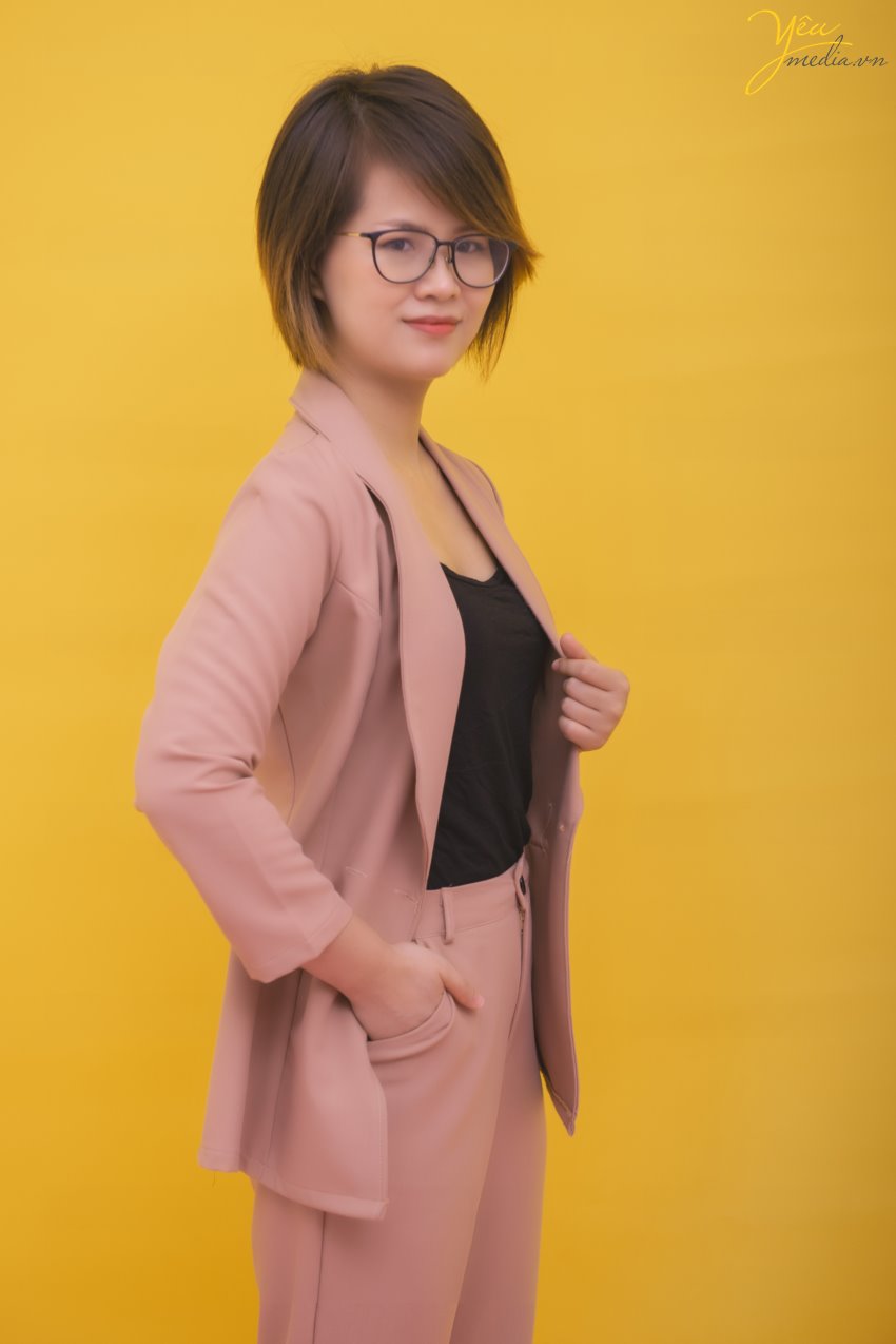 Với thế mạnh chụp ảnh chân dung theo phong cách tự nhiên, nhẹ nhàng, Yêu Media studio luôn biết cách tạo ra bầu không khí thoải mái và vui vẻ, giúp quý khách dễ dàng có được sự tự nhiên trước ống kính. 