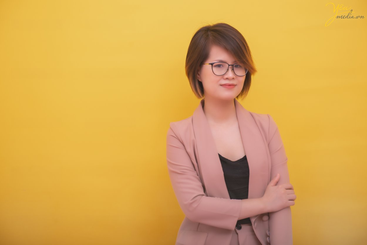 Với thế mạnh chụp ảnh chân dung theo phong cách tự nhiên, nhẹ nhàng, Yêu Media studio luôn biết cách tạo ra bầu không khí thoải mái và vui vẻ, giúp quý khách dễ dàng có được sự tự nhiên trước ống kính. 