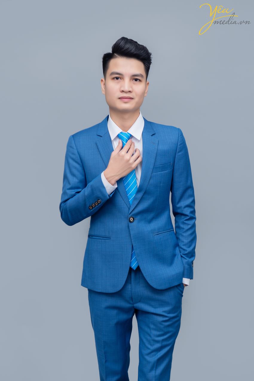 Xây dựng hình ảnh doanh nhân cho doanh nghiệp của mình anh chị đã từng để ý? Đến Yêu Media anh chị luôn cảm nhận được một không khí vui vẻ và nhẹ nhàng, thấy thoải mái, tự nhiên trong suốt quá trình chụp, từ đó dễ dàng thể hiện tính cách cá nhân của mình. Đó là lý do những bộ ảnh doanh nhân do Yêu Media thực hiện luôn được đánh giá cao, và được sử dụng rất nhiều trong truyền thông, quảng cáo, xây dựng hình ảnh cá nhân…  Yêu Media chụp ảnh doanh nhân theo phong cách sang trọng, đẳng cấp, trẻ trung, năng động và có pha thêm màu sắc của thời trang. Một người xa lạ khi nhìn vào bộ ảnh, sẽ rất dễ dàng cảm nhận được sự chuyên nghiệp, năng động, thân thiện và đẳng cấp của người doanh nhân trong bộ ảnh đó. Từ đó giúp người doanh nhân dễ dàng xây dựng được hình ảnh của mình, dễ dàng kết nối và mở rộng các mối quan hệ.
