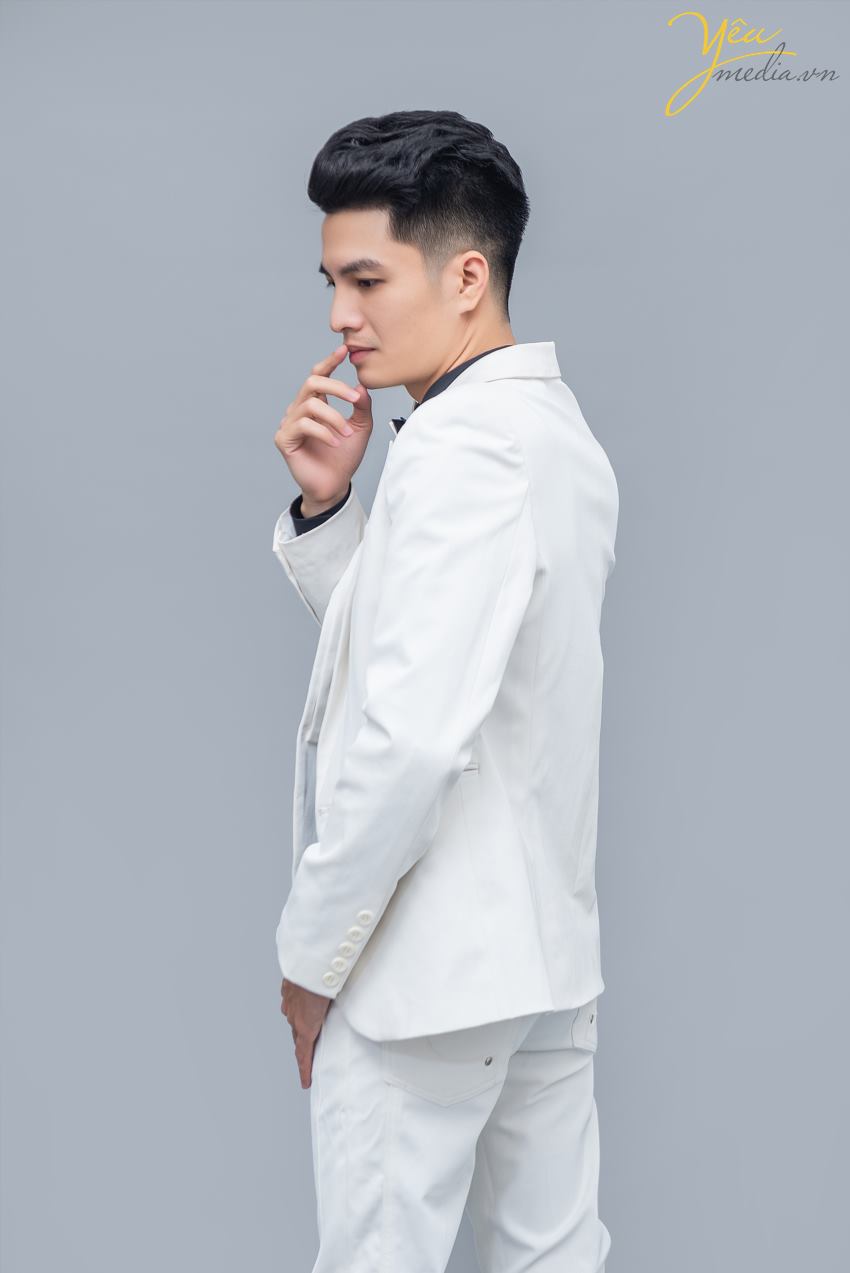 Xây dựng hình ảnh doanh nhân cho doanh nghiệp của mình anh chị đã từng để ý? Đến Yêu Media anh chị luôn cảm nhận được một không khí vui vẻ và nhẹ nhàng, thấy thoải mái, tự nhiên trong suốt quá trình chụp, từ đó dễ dàng thể hiện tính cách cá nhân của mình. Đó là lý do những bộ ảnh doanh nhân do Yêu Media thực hiện luôn được đánh giá cao, và được sử dụng rất nhiều trong truyền thông, quảng cáo, xây dựng hình ảnh cá nhân…  Yêu Media chụp ảnh doanh nhân theo phong cách sang trọng, đẳng cấp, trẻ trung, năng động và có pha thêm màu sắc của thời trang. Một người xa lạ khi nhìn vào bộ ảnh, sẽ rất dễ dàng cảm nhận được sự chuyên nghiệp, năng động, thân thiện và đẳng cấp của người doanh nhân trong bộ ảnh đó. Từ đó giúp người doanh nhân dễ dàng xây dựng được hình ảnh của mình, dễ dàng kết nối và mở rộng các mối quan hệ.