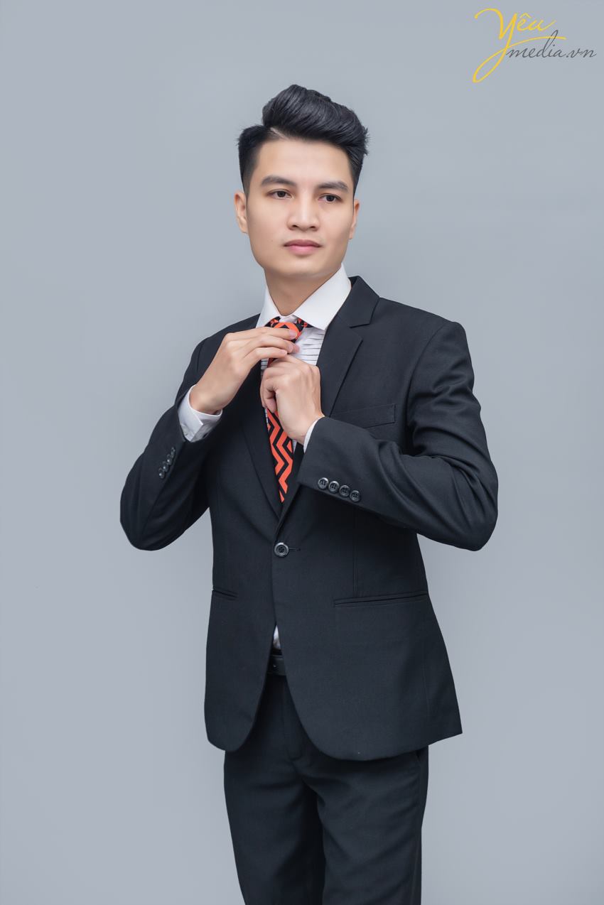 Xây dựng hình ảnh doanh nhân cho doanh nghiệp của mình anh chị đã từng để ý? Đến Yêu Media anh chị luôn cảm nhận được một không khí vui vẻ và nhẹ nhàng, thấy thoải mái, tự nhiên trong suốt quá trình chụp, từ đó dễ dàng thể hiện tính cách cá nhân của mình. Đó là lý do những bộ ảnh doanh nhân do Yêu Media thực hiện luôn được đánh giá cao, và được sử dụng rất nhiều trong truyền thông, quảng cáo, xây dựng hình ảnh cá nhân…  Yêu Media chụp ảnh doanh nhân theo phong cách sang trọng, đẳng cấp, trẻ trung, năng động và có pha thêm màu sắc của thời trang. Một người xa lạ khi nhìn vào bộ ảnh, sẽ rất dễ dàng cảm nhận được sự chuyên nghiệp, năng động, thân thiện và đẳng cấp của người doanh nhân trong bộ ảnh đó. Từ đó giúp người doanh nhân dễ dàng xây dựng được hình ảnh của mình, dễ dàng kết nối và mở rộng các mối quan hệ.