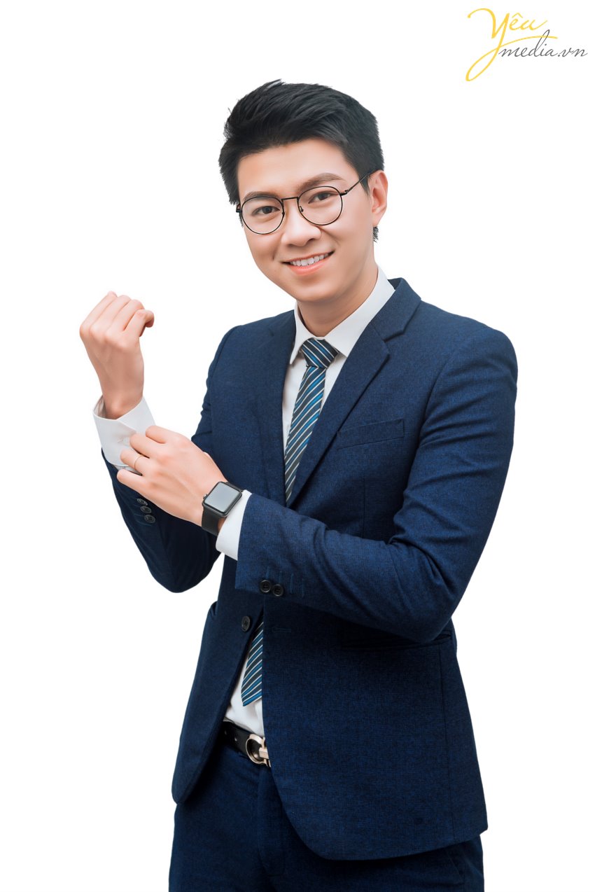 MC Việt Anh - MC nam duyên dáng đến từ Hà Nội, là người đã đi theo dẫn dắt rất nhiều chương trình sự kiện lớn nhỏ khắp đất nước Việt Nam. Có thể kể đến các sự kiện gần đây được MC Việt Anh tham gia bao gồm:  - Chuỗi sự kiện mừng sinh nhật lần thứ 26 của Tập đoàn Vin Group  - Hải Phát Land - Vacation 2019  - Tuần Châu Marina - Hành trình thượng lưu  - Lễ ra mắt Vinhomes Nguyễn Chí Thanh   - Lễ ra mắt nền tảng công nghệ Cenhomes.vn  - Lễ ra mắt FLC Homes - Kế thừa giá trị - Tiếp bước Thành công  - Sự kiện Đào tạo đại lý Sun Grand City Nam Phú Quốc  Yêu media hân hạnh phục vụ MC Việt Anh trong bộ ảnh chân dung chuyên nghiệp của mình. Để tìm hiểu các bộ ảnh profile, chân dung, nghệ thuật, hãy đừng ngần ngại liên hệ với chúng tôi để được tư vấn từ trang phục, makeup, cách tạo dáng,...  Yêu Media hân hạnh phục vụ bạn!