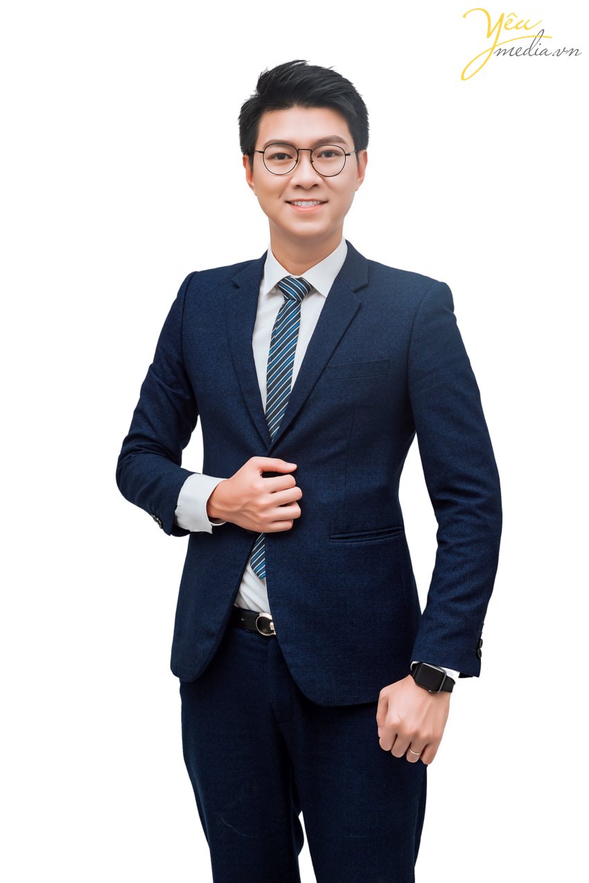 MC Việt Anh - MC nam duyên dáng đến từ Hà Nội, là người đã đi theo dẫn dắt rất nhiều chương trình sự kiện lớn nhỏ khắp đất nước Việt Nam. Có thể kể đến các sự kiện gần đây được MC Việt Anh tham gia bao gồm:  - Chuỗi sự kiện mừng sinh nhật lần thứ 26 của Tập đoàn Vin Group  - Hải Phát Land - Vacation 2019  - Tuần Châu Marina - Hành trình thượng lưu  - Lễ ra mắt Vinhomes Nguyễn Chí Thanh   - Lễ ra mắt nền tảng công nghệ Cenhomes.vn  - Lễ ra mắt FLC Homes - Kế thừa giá trị - Tiếp bước Thành công  - Sự kiện Đào tạo đại lý Sun Grand City Nam Phú Quốc  Yêu media hân hạnh phục vụ MC Việt Anh trong bộ ảnh chân dung chuyên nghiệp của mình. Để tìm hiểu các bộ ảnh profile, chân dung, nghệ thuật, hãy đừng ngần ngại liên hệ với chúng tôi để được tư vấn từ trang phục, makeup, cách tạo dáng,...  Yêu Media hân hạnh phục vụ bạn!