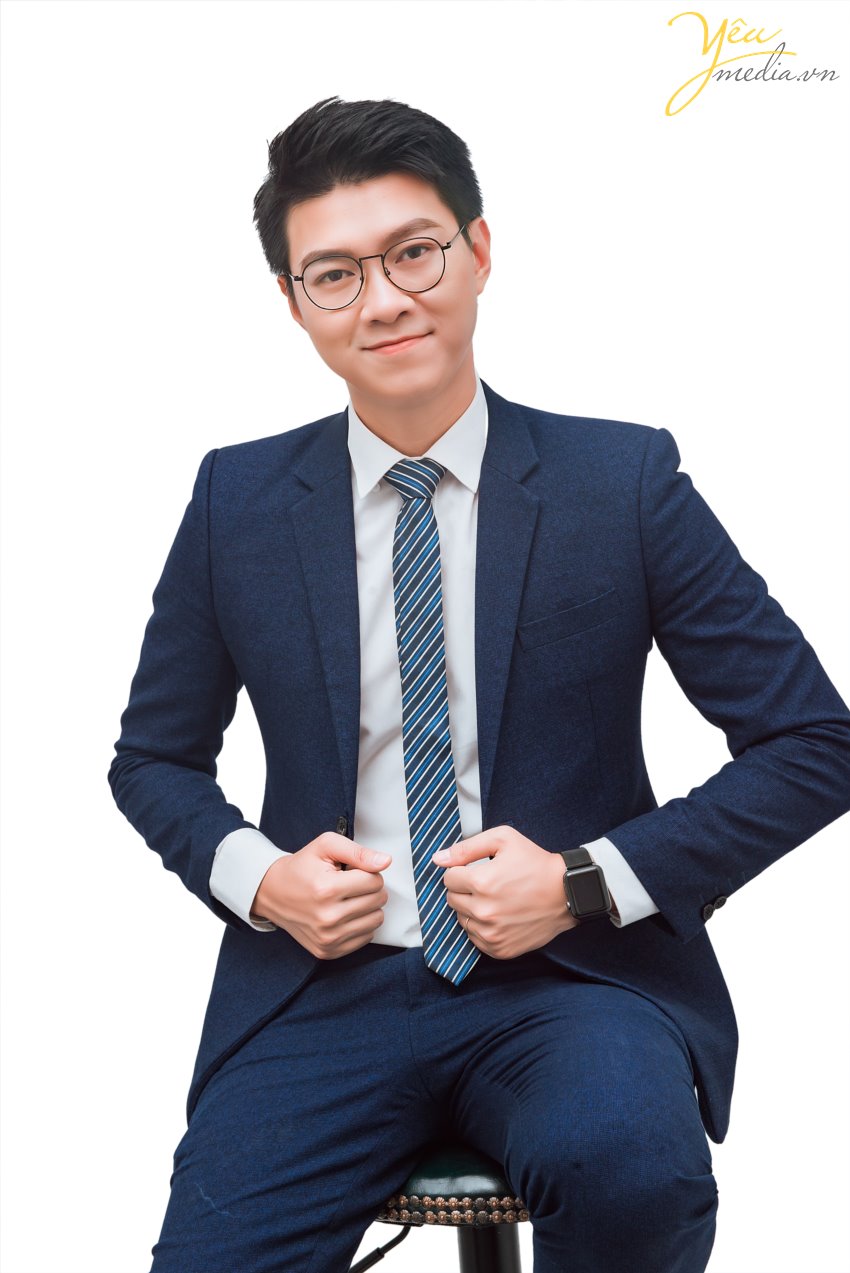 MC Việt Anh - MC nam duyên dáng đến từ Hà Nội, là người đã đi theo dẫn dắt rất nhiều chương trình sự kiện lớn nhỏ khắp đất nước Việt Nam. Có thể kể đến các sự kiện gần đây được MC Việt Anh tham gia bao gồm:  - Chuỗi sự kiện mừng sinh nhật lần thứ 26 của Tập đoàn Vin Group  - Hải Phát Land - Vacation 2019  - Tuần Châu Marina - Hành trình thượng lưu  - Lễ ra mắt Vinhomes Nguyễn Chí Thanh   - Lễ ra mắt nền tảng công nghệ Cenhomes.vn  - Lễ ra mắt FLC Homes - Kế thừa giá trị - Tiếp bước Thành công  - Sự kiện Đào tạo đại lý Sun Grand City Nam Phú Quốc  Yêu media hân hạnh phục vụ MC Việt Anh trong bộ ảnh chân dung chuyên nghiệp của mình. Để tìm hiểu các bộ ảnh profile, chân dung, nghệ thuật, hãy đừng ngần ngại liên hệ với chúng tôi để được tư vấn từ trang phục, makeup, cách tạo dáng,...  Yêu Media hân hạnh phục vụ bạn!