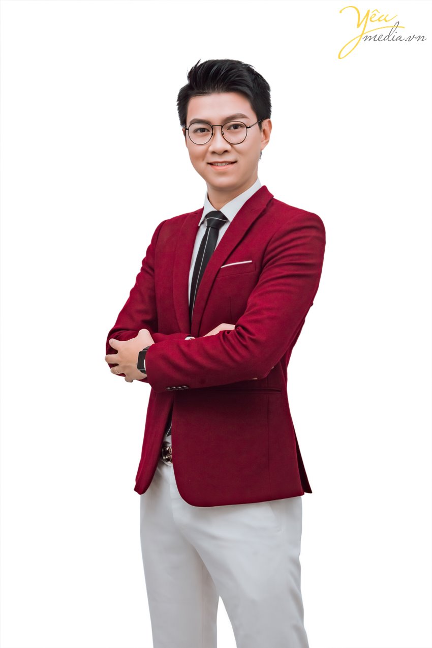 MC Việt Anh - MC nam duyên dáng đến từ Hà Nội, là người đã đi theo dẫn dắt rất nhiều chương trình sự kiện lớn nhỏ khắp đất nước Việt Nam. Có thể kể đến các sự kiện gần đây được MC Việt Anh tham gia bao gồm:  - Chuỗi sự kiện mừng sinh nhật lần thứ 26 của Tập đoàn Vin Group  - Hải Phát Land - Vacation 2019  - Tuần Châu Marina - Hành trình thượng lưu  - Lễ ra mắt Vinhomes Nguyễn Chí Thanh   - Lễ ra mắt nền tảng công nghệ Cenhomes.vn  - Lễ ra mắt FLC Homes - Kế thừa giá trị - Tiếp bước Thành công  - Sự kiện Đào tạo đại lý Sun Grand City Nam Phú Quốc  Yêu media hân hạnh phục vụ MC Việt Anh trong bộ ảnh chân dung chuyên nghiệp của mình. Để tìm hiểu các bộ ảnh profile, chân dung, nghệ thuật, hãy đừng ngần ngại liên hệ với chúng tôi để được tư vấn từ trang phục, makeup, cách tạo dáng,...  Yêu Media hân hạnh phục vụ bạn!