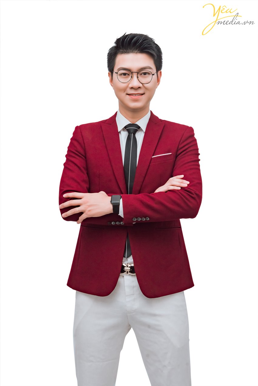 MC Việt Anh - MC nam duyên dáng đến từ Hà Nội, là người đã đi theo dẫn dắt rất nhiều chương trình sự kiện lớn nhỏ khắp đất nước Việt Nam. Có thể kể đến các sự kiện gần đây được MC Việt Anh tham gia bao gồm:  - Chuỗi sự kiện mừng sinh nhật lần thứ 26 của Tập đoàn Vin Group  - Hải Phát Land - Vacation 2019  - Tuần Châu Marina - Hành trình thượng lưu  - Lễ ra mắt Vinhomes Nguyễn Chí Thanh   - Lễ ra mắt nền tảng công nghệ Cenhomes.vn  - Lễ ra mắt FLC Homes - Kế thừa giá trị - Tiếp bước Thành công  - Sự kiện Đào tạo đại lý Sun Grand City Nam Phú Quốc  Yêu media hân hạnh phục vụ MC Việt Anh trong bộ ảnh chân dung chuyên nghiệp của mình. Để tìm hiểu các bộ ảnh profile, chân dung, nghệ thuật, hãy đừng ngần ngại liên hệ với chúng tôi để được tư vấn từ trang phục, makeup, cách tạo dáng,...  Yêu Media hân hạnh phục vụ bạn!