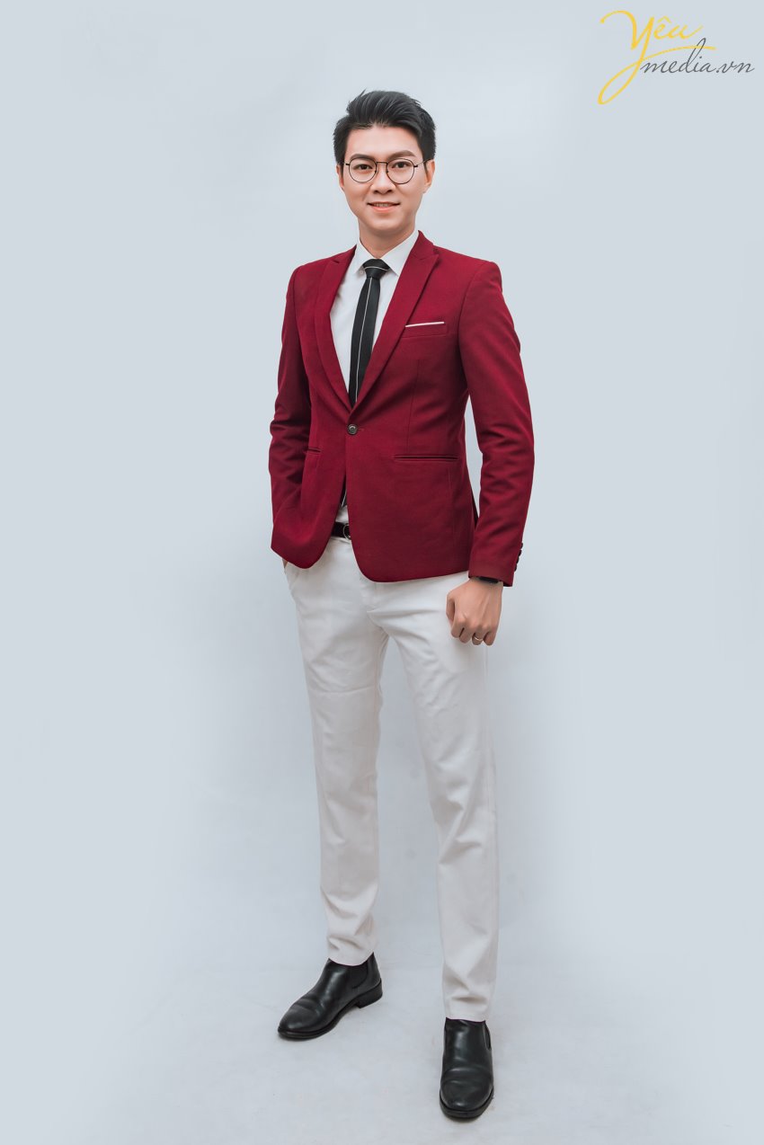 MC Việt Anh - MC nam duyên dáng đến từ Hà Nội, là người đã đi theo dẫn dắt rất nhiều chương trình sự kiện lớn nhỏ khắp đất nước Việt Nam. Có thể kể đến các sự kiện gần đây được MC Việt Anh tham gia bao gồm:  - Chuỗi sự kiện mừng sinh nhật lần thứ 26 của Tập đoàn Vin Group  - Hải Phát Land - Vacation 2019  - Tuần Châu Marina - Hành trình thượng lưu  - Lễ ra mắt Vinhomes Nguyễn Chí Thanh   - Lễ ra mắt nền tảng công nghệ Cenhomes.vn  - Lễ ra mắt FLC Homes - Kế thừa giá trị - Tiếp bước Thành công  - Sự kiện Đào tạo đại lý Sun Grand City Nam Phú Quốc  Yêu media hân hạnh phục vụ MC Việt Anh trong bộ ảnh chân dung chuyên nghiệp của mình. Để tìm hiểu các bộ ảnh profile, chân dung, nghệ thuật, hãy đừng ngần ngại liên hệ với chúng tôi để được tư vấn từ trang phục, makeup, cách tạo dáng,...  Yêu Media hân hạnh phục vụ bạn!