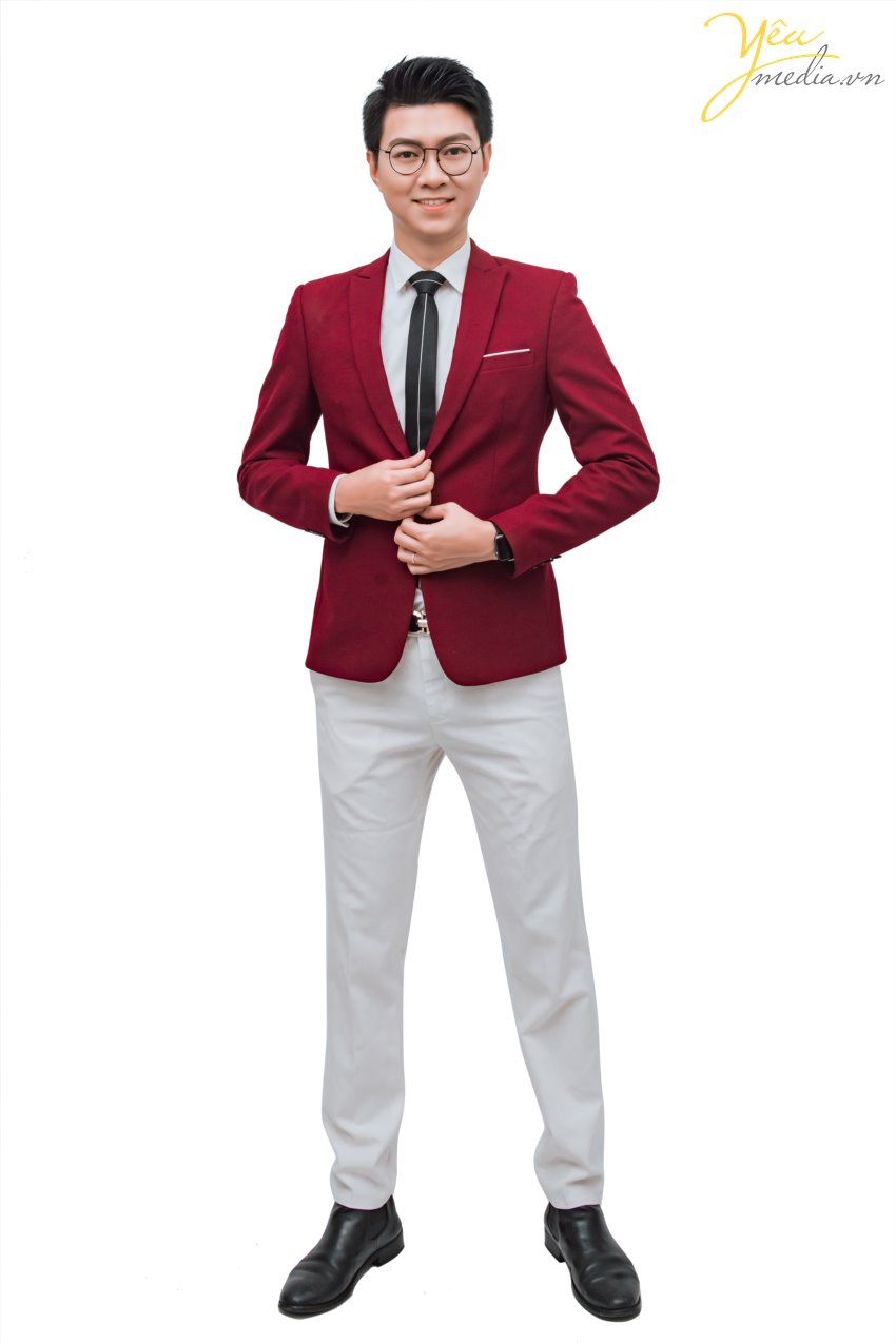 MC Việt Anh - MC nam duyên dáng đến từ Hà Nội, là người đã đi theo dẫn dắt rất nhiều chương trình sự kiện lớn nhỏ khắp đất nước Việt Nam. Có thể kể đến các sự kiện gần đây được MC Việt Anh tham gia bao gồm:  - Chuỗi sự kiện mừng sinh nhật lần thứ 26 của Tập đoàn Vin Group  - Hải Phát Land - Vacation 2019  - Tuần Châu Marina - Hành trình thượng lưu  - Lễ ra mắt Vinhomes Nguyễn Chí Thanh   - Lễ ra mắt nền tảng công nghệ Cenhomes.vn  - Lễ ra mắt FLC Homes - Kế thừa giá trị - Tiếp bước Thành công  - Sự kiện Đào tạo đại lý Sun Grand City Nam Phú Quốc  Yêu media hân hạnh phục vụ MC Việt Anh trong bộ ảnh chân dung chuyên nghiệp của mình. Để tìm hiểu các bộ ảnh profile, chân dung, nghệ thuật, hãy đừng ngần ngại liên hệ với chúng tôi để được tư vấn từ trang phục, makeup, cách tạo dáng,...  Yêu Media hân hạnh phục vụ bạn!