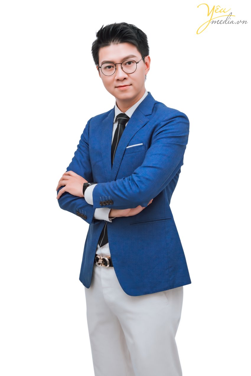 MC Việt Anh - MC nam duyên dáng đến từ Hà Nội, là người đã đi theo dẫn dắt rất nhiều chương trình sự kiện lớn nhỏ khắp đất nước Việt Nam. Có thể kể đến các sự kiện gần đây được MC Việt Anh tham gia bao gồm:  - Chuỗi sự kiện mừng sinh nhật lần thứ 26 của Tập đoàn Vin Group  - Hải Phát Land - Vacation 2019  - Tuần Châu Marina - Hành trình thượng lưu  - Lễ ra mắt Vinhomes Nguyễn Chí Thanh   - Lễ ra mắt nền tảng công nghệ Cenhomes.vn  - Lễ ra mắt FLC Homes - Kế thừa giá trị - Tiếp bước Thành công  - Sự kiện Đào tạo đại lý Sun Grand City Nam Phú Quốc  Yêu media hân hạnh phục vụ MC Việt Anh trong bộ ảnh chân dung chuyên nghiệp của mình. Để tìm hiểu các bộ ảnh profile, chân dung, nghệ thuật, hãy đừng ngần ngại liên hệ với chúng tôi để được tư vấn từ trang phục, makeup, cách tạo dáng,...  Yêu Media hân hạnh phục vụ bạn!