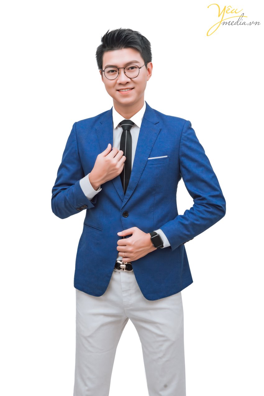 MC Việt Anh - MC nam duyên dáng đến từ Hà Nội, là người đã đi theo dẫn dắt rất nhiều chương trình sự kiện lớn nhỏ khắp đất nước Việt Nam. Có thể kể đến các sự kiện gần đây được MC Việt Anh tham gia bao gồm:  - Chuỗi sự kiện mừng sinh nhật lần thứ 26 của Tập đoàn Vin Group  - Hải Phát Land - Vacation 2019  - Tuần Châu Marina - Hành trình thượng lưu  - Lễ ra mắt Vinhomes Nguyễn Chí Thanh   - Lễ ra mắt nền tảng công nghệ Cenhomes.vn  - Lễ ra mắt FLC Homes - Kế thừa giá trị - Tiếp bước Thành công  - Sự kiện Đào tạo đại lý Sun Grand City Nam Phú Quốc  Yêu media hân hạnh phục vụ MC Việt Anh trong bộ ảnh chân dung chuyên nghiệp của mình. Để tìm hiểu các bộ ảnh profile, chân dung, nghệ thuật, hãy đừng ngần ngại liên hệ với chúng tôi để được tư vấn từ trang phục, makeup, cách tạo dáng,...  Yêu Media hân hạnh phục vụ bạn!