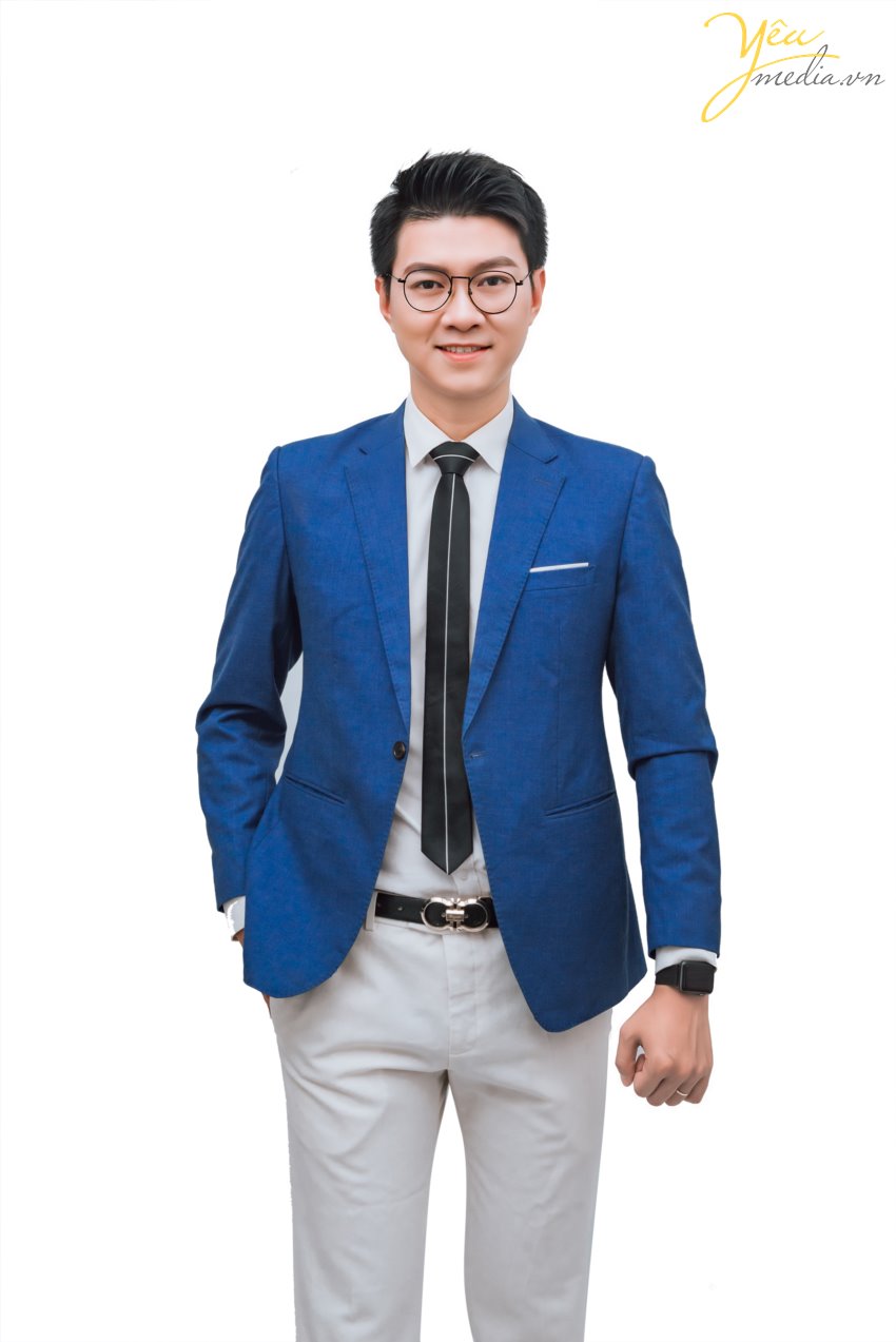 MC Việt Anh - MC nam duyên dáng đến từ Hà Nội, là người đã đi theo dẫn dắt rất nhiều chương trình sự kiện lớn nhỏ khắp đất nước Việt Nam. Có thể kể đến các sự kiện gần đây được MC Việt Anh tham gia bao gồm:  - Chuỗi sự kiện mừng sinh nhật lần thứ 26 của Tập đoàn Vin Group  - Hải Phát Land - Vacation 2019  - Tuần Châu Marina - Hành trình thượng lưu  - Lễ ra mắt Vinhomes Nguyễn Chí Thanh   - Lễ ra mắt nền tảng công nghệ Cenhomes.vn  - Lễ ra mắt FLC Homes - Kế thừa giá trị - Tiếp bước Thành công  - Sự kiện Đào tạo đại lý Sun Grand City Nam Phú Quốc  Yêu media hân hạnh phục vụ MC Việt Anh trong bộ ảnh chân dung chuyên nghiệp của mình. Để tìm hiểu các bộ ảnh profile, chân dung, nghệ thuật, hãy đừng ngần ngại liên hệ với chúng tôi để được tư vấn từ trang phục, makeup, cách tạo dáng,...  Yêu Media hân hạnh phục vụ bạn!