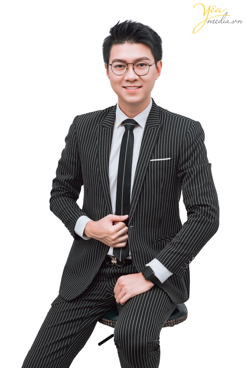 MC Việt Anh - MC nam duyên dáng đến từ Hà Nội, là người đã đi theo dẫn dắt rất nhiều chương trình sự kiện lớn nhỏ khắp đất nước Việt Nam. Có thể kể đến các sự kiện gần đây được MC Việt Anh tham gia bao gồm:  - Chuỗi sự kiện mừng sinh nhật lần thứ 26 của Tập đoàn Vin Group  - Hải Phát Land - Vacation 2019  - Tuần Châu Marina - Hành trình thượng lưu  - Lễ ra mắt Vinhomes Nguyễn Chí Thanh   - Lễ ra mắt nền tảng công nghệ Cenhomes.vn  - Lễ ra mắt FLC Homes - Kế thừa giá trị - Tiếp bước Thành công  - Sự kiện Đào tạo đại lý Sun Grand City Nam Phú Quốc  Yêu media hân hạnh phục vụ MC Việt Anh trong bộ ảnh chân dung chuyên nghiệp của mình. Để tìm hiểu các bộ ảnh profile, chân dung, nghệ thuật, hãy đừng ngần ngại liên hệ với chúng tôi để được tư vấn từ trang phục, makeup, cách tạo dáng,...  Yêu Media hân hạnh phục vụ bạn!