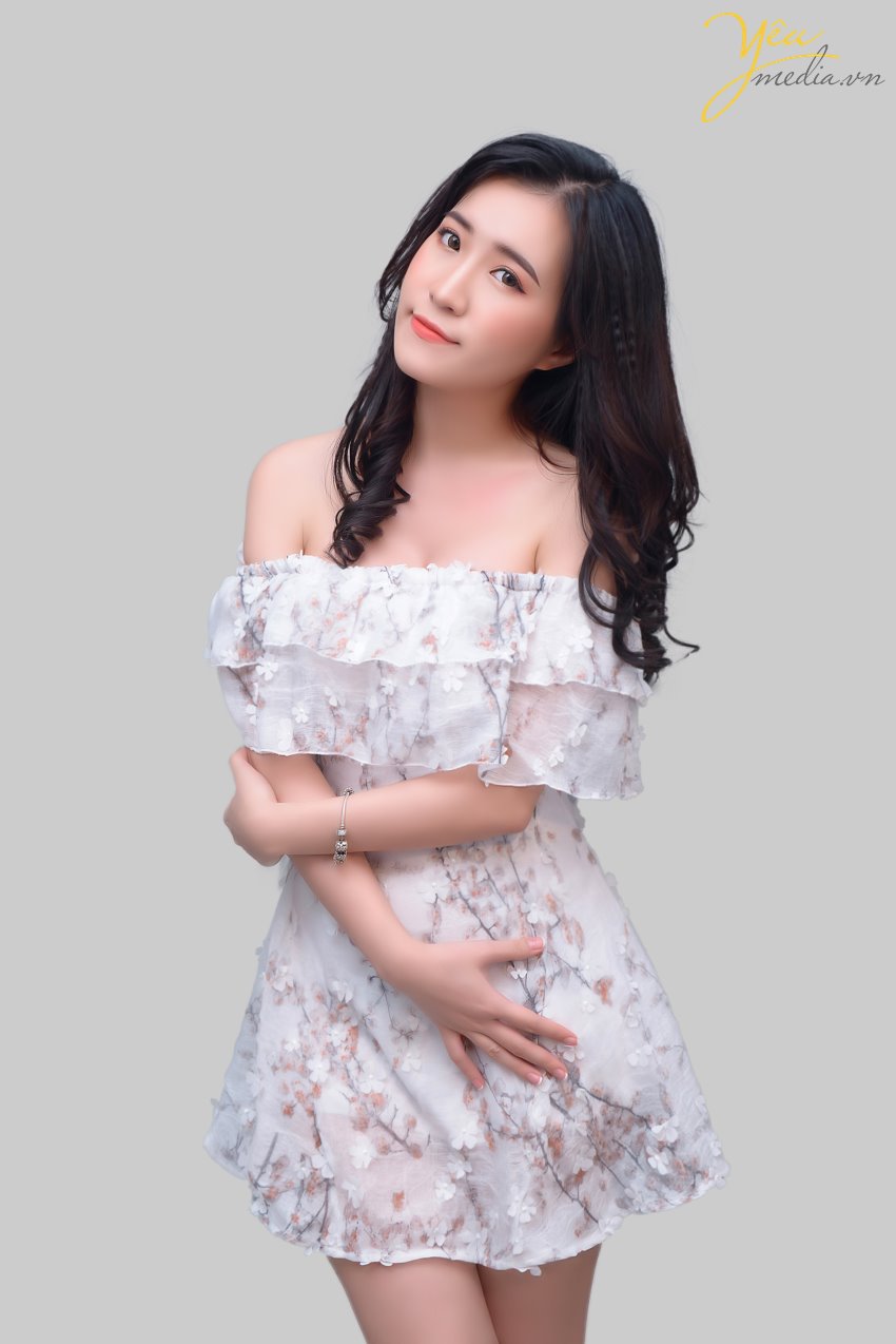 ĐỊA ĐIỂM PHÙ HỢP CHỤP ẢNH NGHỆ THUẬT CHO NỮ  Tại studio :  Studio luôn là lựa chọn quen thuộc mà các bạn nữ lựa chọn bởi sự tiết kiệm chi phí cũng như thời gian di chuyển, thực hiện. Để đáp ứng nhu cầu đó, Yeumedia.vn có sẵn studio cho các bạn. Chúng tôi chuẩn bị đầy không gian, thiết bị, đạo cụ … Nếu quý khách hàng có nhu cầu make-up hoặc vẫn còn bối rối trước máy ảnh, ekip stylist của chúng tôi sẽ giúp bạn từ a tới z.  Tại phim trường :  Tại Yêu Media chúng tôi sẽ tư vấn cho quý khách hàng địa điểm phim trường phù hợp. Hoặc chúng tôi cũng có thể thiết kế bối cảnh phim trường theo yêu cầu của quý khách nếu các bạn muốn một sản phẩm đẹp – độc – lạ.  Tại địa điểm ngoại cảnh :  Có rất nhiều địa điểm mà các bạn có thể lựa chọn như : vườn hoa,công viên, bãi đá Sông Hồng, Văn Miếu … Chụp ngoại cảnh sẽ giúp các bạn có những bức ảnh với màu sắc ánh sáng tự nhiên chân thực và tận dụng được vẻ đẹp của thiên nhiên.