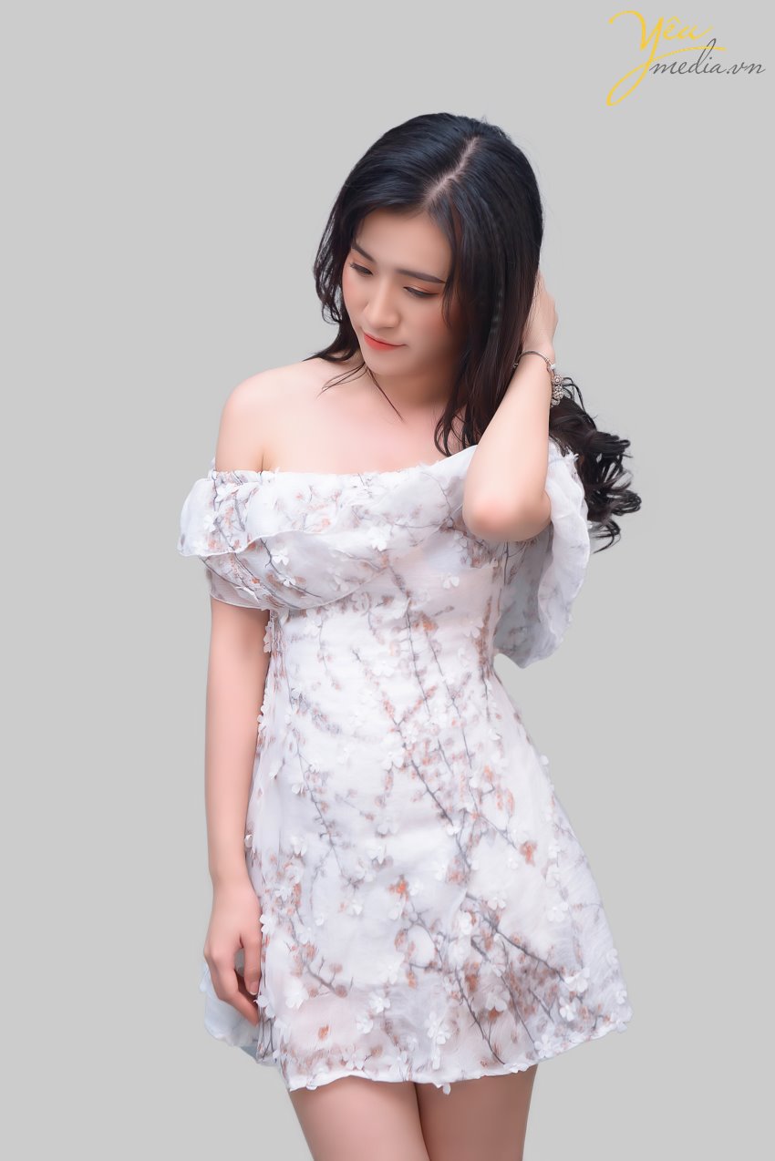 ĐỊA ĐIỂM PHÙ HỢP CHỤP ẢNH NGHỆ THUẬT CHO NỮ  Tại studio :  Studio luôn là lựa chọn quen thuộc mà các bạn nữ lựa chọn bởi sự tiết kiệm chi phí cũng như thời gian di chuyển, thực hiện. Để đáp ứng nhu cầu đó, Yeumedia.vn có sẵn studio cho các bạn. Chúng tôi chuẩn bị đầy không gian, thiết bị, đạo cụ … Nếu quý khách hàng có nhu cầu make-up hoặc vẫn còn bối rối trước máy ảnh, ekip stylist của chúng tôi sẽ giúp bạn từ a tới z.  Tại phim trường :  Tại Yêu Media chúng tôi sẽ tư vấn cho quý khách hàng địa điểm phim trường phù hợp. Hoặc chúng tôi cũng có thể thiết kế bối cảnh phim trường theo yêu cầu của quý khách nếu các bạn muốn một sản phẩm đẹp – độc – lạ.  Tại địa điểm ngoại cảnh :  Có rất nhiều địa điểm mà các bạn có thể lựa chọn như : vườn hoa,công viên, bãi đá Sông Hồng, Văn Miếu … Chụp ngoại cảnh sẽ giúp các bạn có những bức ảnh với màu sắc ánh sáng tự nhiên chân thực và tận dụng được vẻ đẹp của thiên nhiên.