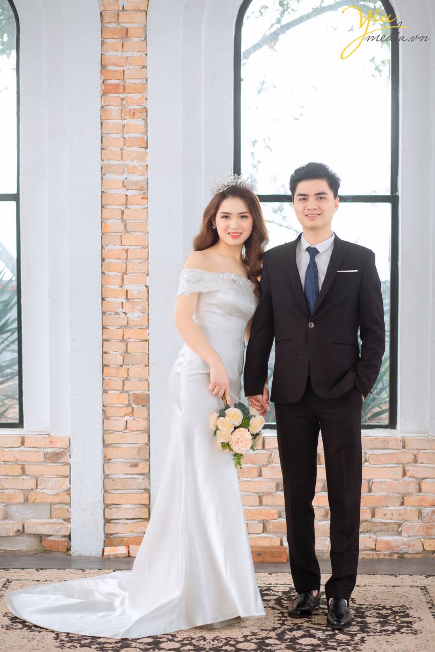 Hiện tại , theo khảo sát của Yêu Media có khá nhiều bạn băn khoăn không biết nên chọn chụp hình cưới cho mình ở phim trường và ngoại cảnh cái nào sẽ đẹp. Vậy Yêu Media xin chia sẻ các bạn những ưu và nhược điểm của phim trường và ngoại cảnh nhé.
