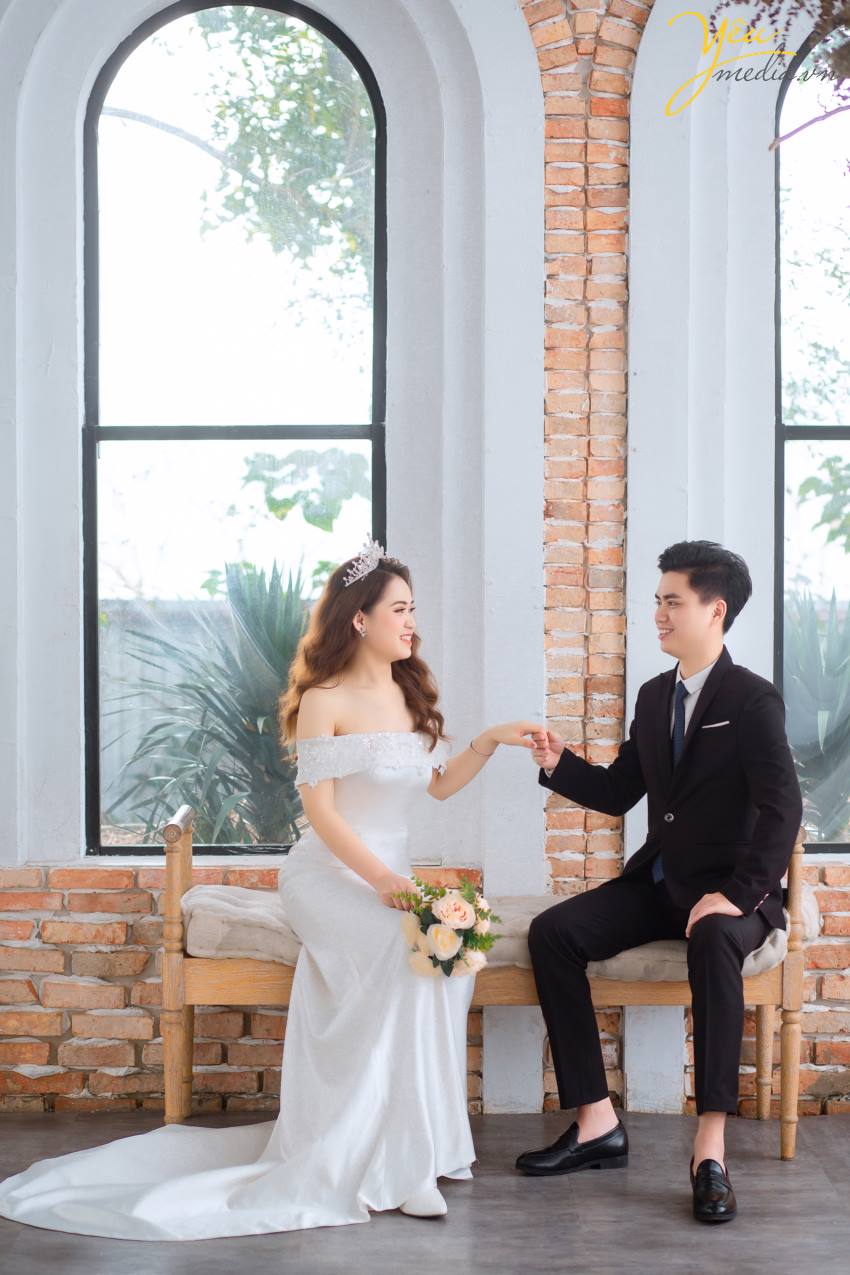 Hiện tại , theo khảo sát của Yêu Media có khá nhiều bạn băn khoăn không biết nên chọn chụp hình cưới cho mình ở phim trường và ngoại cảnh cái nào sẽ đẹp. Vậy Yêu Media xin chia sẻ các bạn những ưu và nhược điểm của phim trường và ngoại cảnh nhé.
