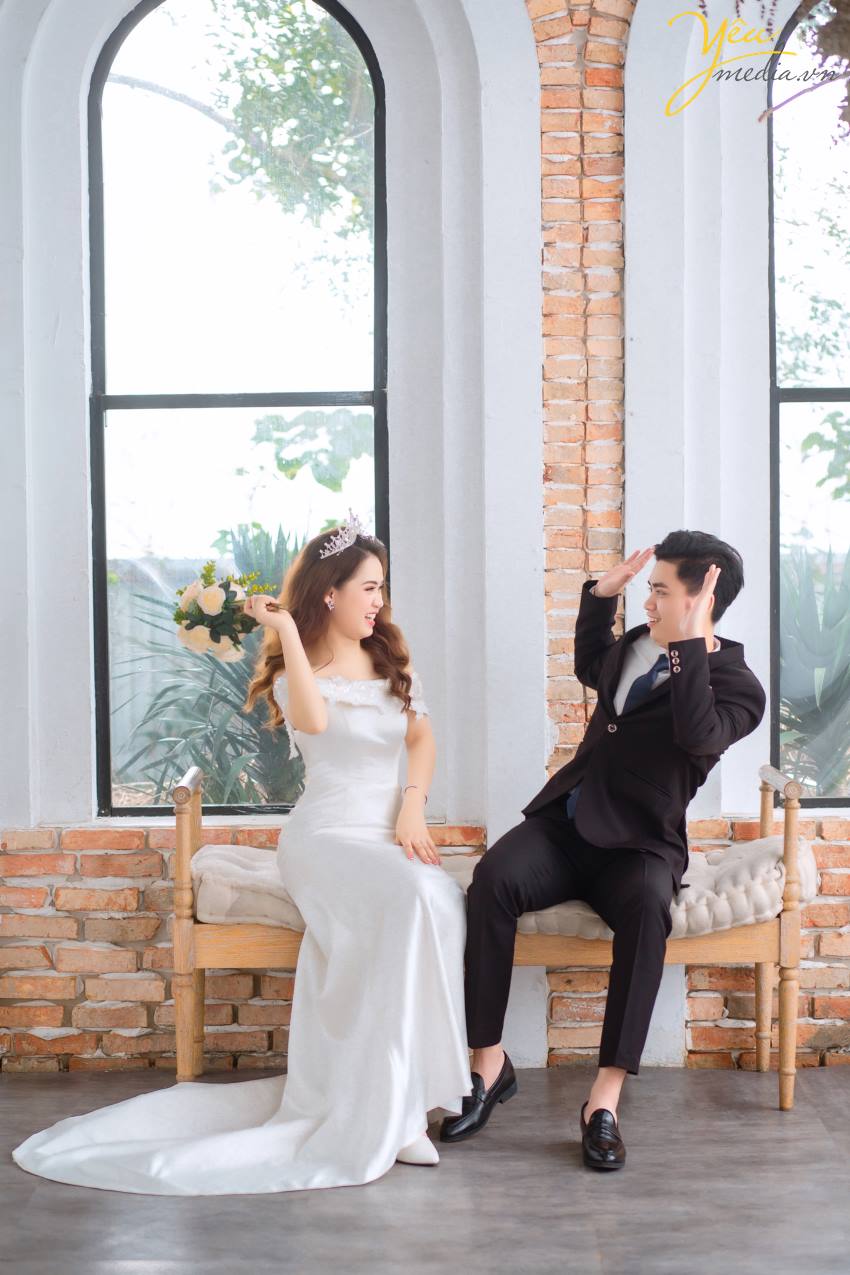 Hiện tại , theo khảo sát của Yêu Media có khá nhiều bạn băn khoăn không biết nên chọn chụp hình cưới cho mình ở phim trường và ngoại cảnh cái nào sẽ đẹp. Vậy Yêu Media xin chia sẻ các bạn những ưu và nhược điểm của phim trường và ngoại cảnh nhé.