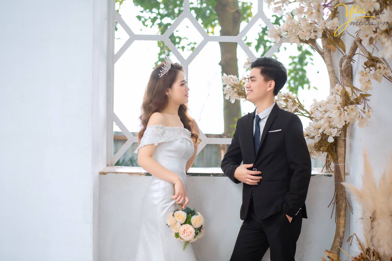 Hiện tại , theo khảo sát của Yêu Media có khá nhiều bạn băn khoăn không biết nên chọn chụp hình cưới cho mình ở phim trường và ngoại cảnh cái nào sẽ đẹp. Vậy Yêu Media xin chia sẻ các bạn những ưu và nhược điểm của phim trường và ngoại cảnh nhé.