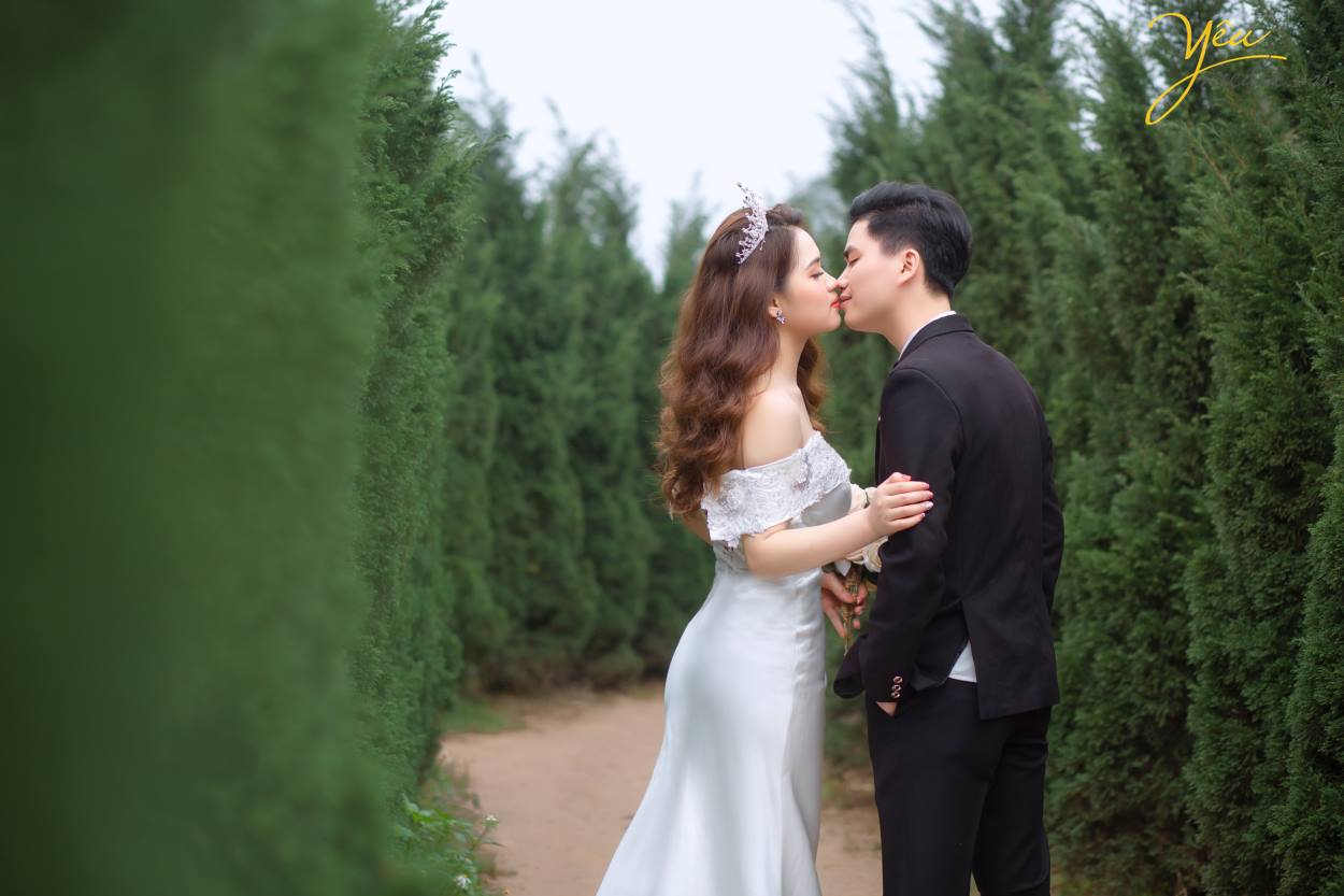 Hiện tại , theo khảo sát của Yêu Media có khá nhiều bạn băn khoăn không biết nên chọn chụp hình cưới cho mình ở phim trường và ngoại cảnh cái nào sẽ đẹp. Vậy Yêu Media xin chia sẻ các bạn những ưu và nhược điểm của phim trường và ngoại cảnh nhé.