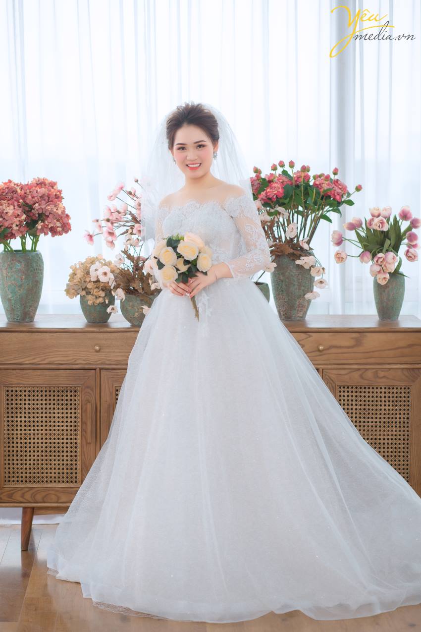 Hiện tại , theo khảo sát của Yêu Media có khá nhiều bạn băn khoăn không biết nên chọn chụp hình cưới cho mình ở phim trường và ngoại cảnh cái nào sẽ đẹp. Vậy Yêu Media xin chia sẻ các bạn những ưu và nhược điểm của phim trường và ngoại cảnh nhé.