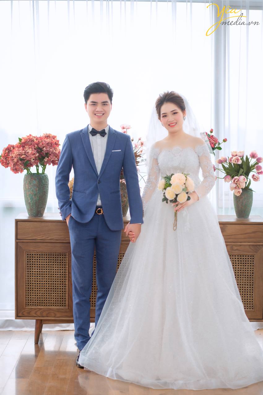 Hiện tại , theo khảo sát của Yêu Media có khá nhiều bạn băn khoăn không biết nên chọn chụp hình cưới cho mình ở phim trường và ngoại cảnh cái nào sẽ đẹp. Vậy Yêu Media xin chia sẻ các bạn những ưu và nhược điểm của phim trường và ngoại cảnh nhé.