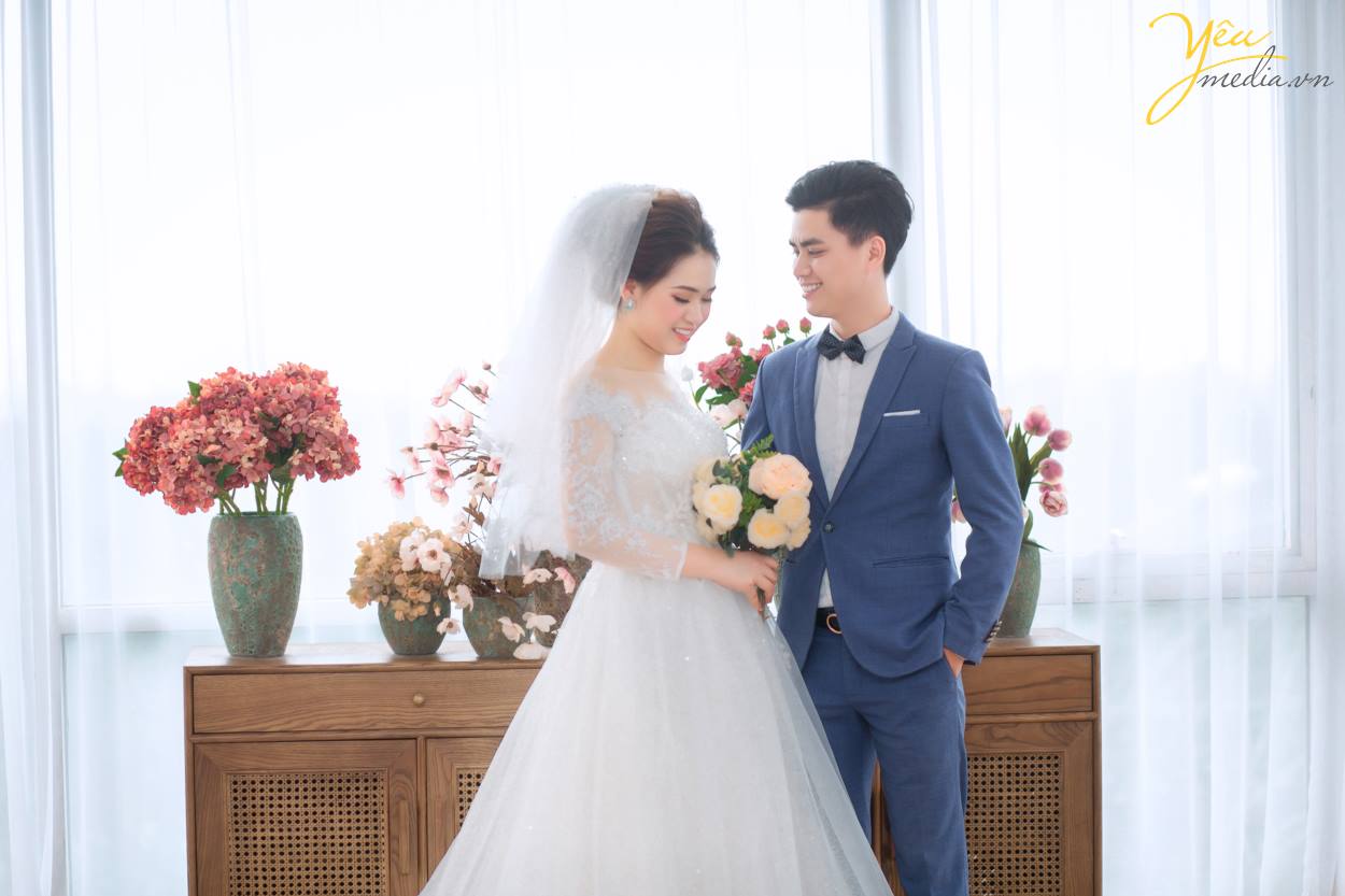 Hiện tại , theo khảo sát của Yêu Media có khá nhiều bạn băn khoăn không biết nên chọn chụp hình cưới cho mình ở phim trường và ngoại cảnh cái nào sẽ đẹp. Vậy Yêu Media xin chia sẻ các bạn những ưu và nhược điểm của phim trường và ngoại cảnh nhé.
