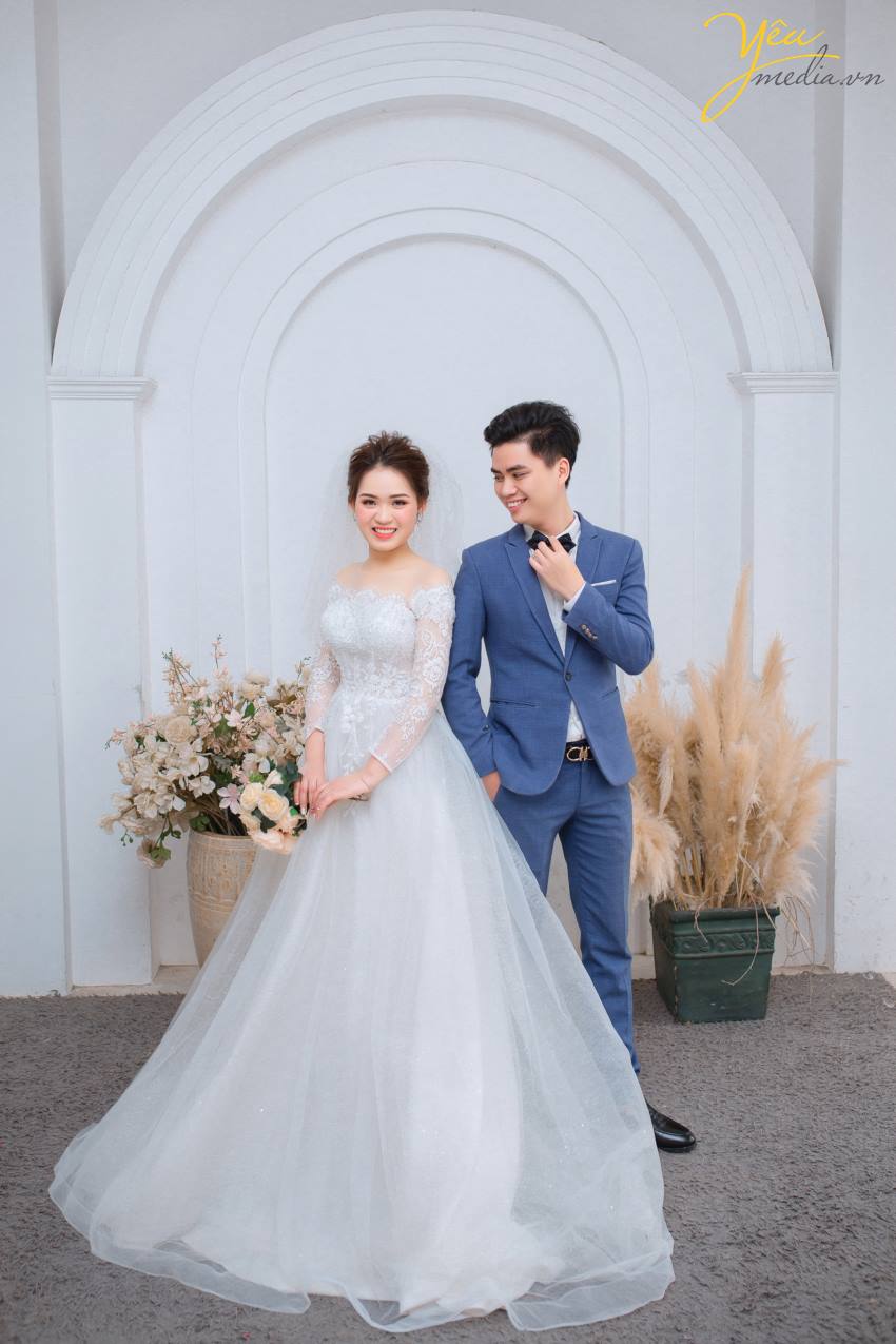 Hiện tại , theo khảo sát của Yêu Media có khá nhiều bạn băn khoăn không biết nên chọn chụp hình cưới cho mình ở phim trường và ngoại cảnh cái nào sẽ đẹp. Vậy Yêu Media xin chia sẻ các bạn những ưu và nhược điểm của phim trường và ngoại cảnh nhé.