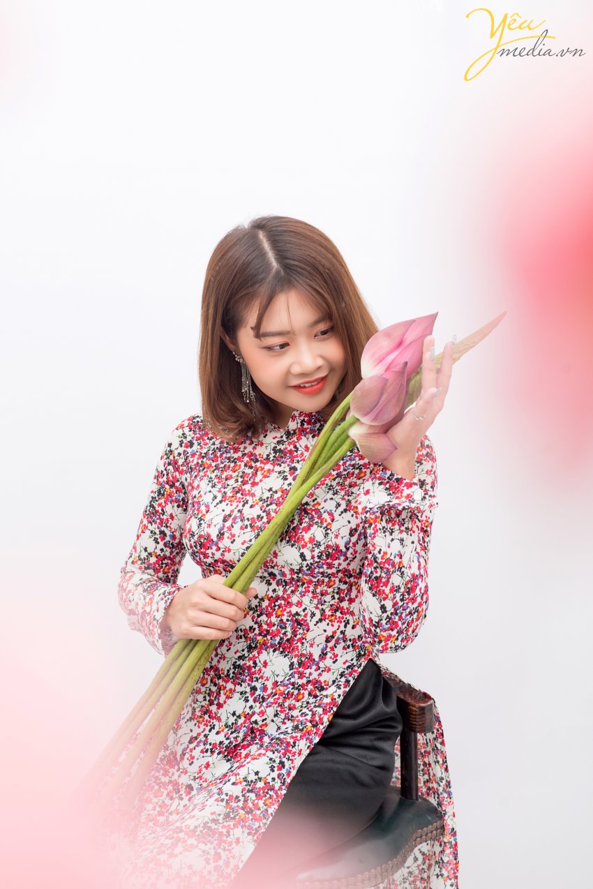 Những đóa sen được cho là phụ trợ đẹp nhất để các nàng thơ kết hợp với áo dài. Áo dài làm lên vẻ đẹp duyên dáng, thướt tha khi đi chung với đóa Sen sẽ góp phần tạo lên vẻ đẹp mà khó có trang phục nào có thể sánh bằng.  Ba bạn nữ của trường đại học Hà Nội đã đến với Yêu Media trong 1 ngày mùa hè tháng 6 oi ả với mong muốn thực hiện bộ ảnh của mình cùng với những đóa sen thanh khiết. 