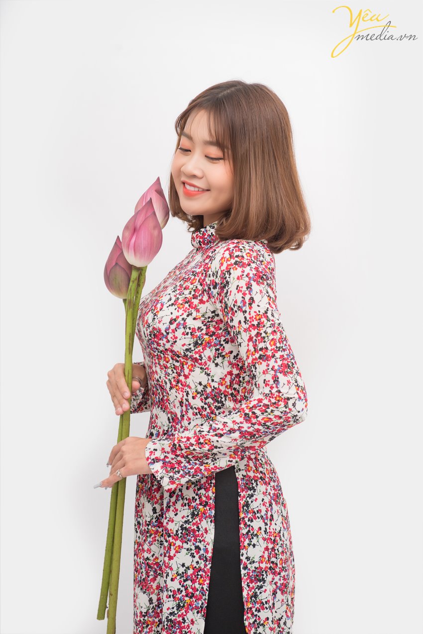 Những đóa sen được cho là phụ trợ đẹp nhất để các nàng thơ kết hợp với áo dài. Áo dài làm lên vẻ đẹp duyên dáng, thướt tha khi đi chung với đóa Sen sẽ góp phần tạo lên vẻ đẹp mà khó có trang phục nào có thể sánh bằng.  Ba bạn nữ của trường đại học Hà Nội đã đến với Yêu Media trong 1 ngày mùa hè tháng 6 oi ả với mong muốn thực hiện bộ ảnh của mình cùng với những đóa sen thanh khiết. 