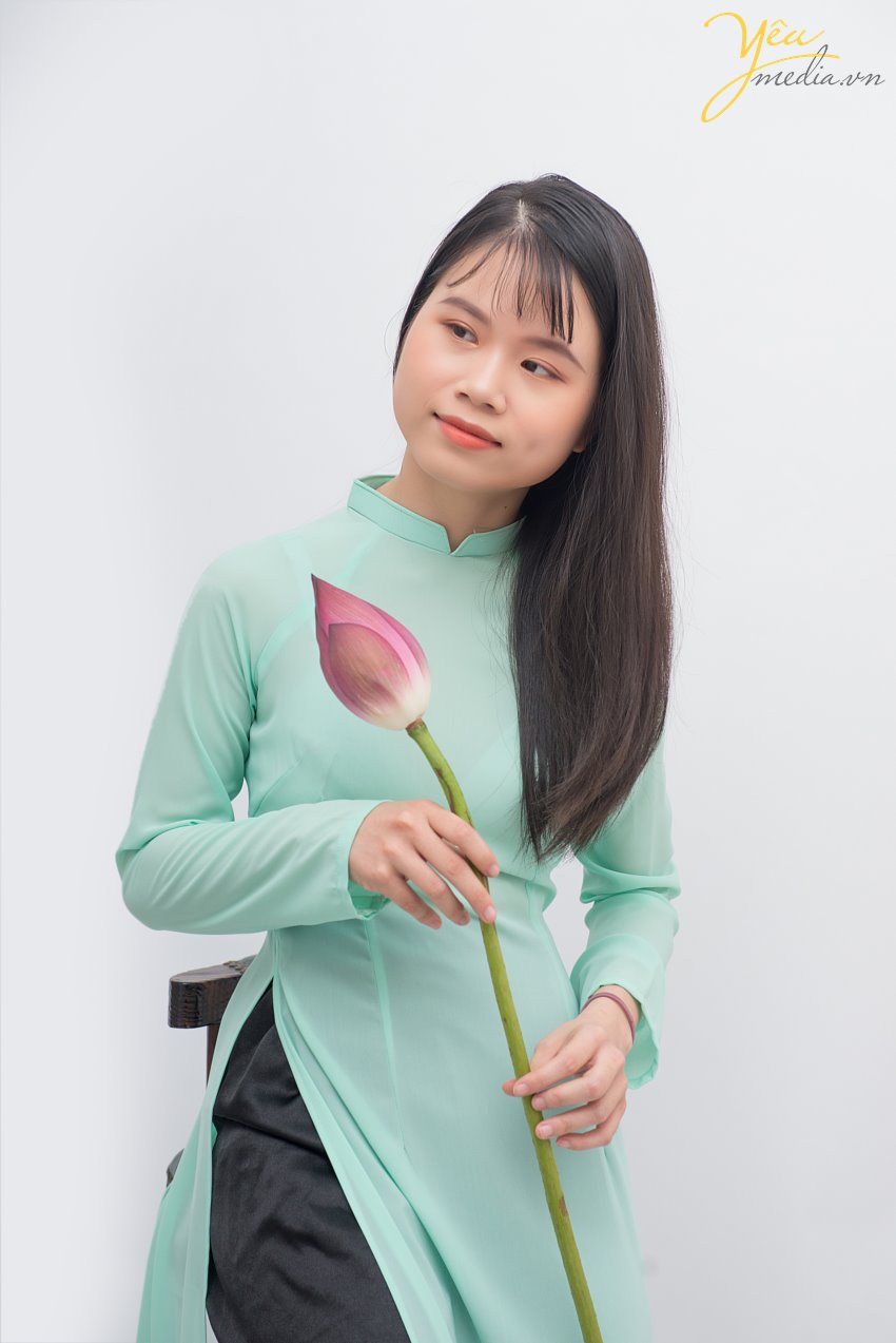 Những đóa sen được cho là phụ trợ đẹp nhất để các nàng thơ kết hợp với áo dài. Áo dài làm lên vẻ đẹp duyên dáng, thướt tha khi đi chung với đóa Sen sẽ góp phần tạo lên vẻ đẹp mà khó có trang phục nào có thể sánh bằng.  Ba bạn nữ của trường đại học Hà Nội đã đến với Yêu Media trong 1 ngày mùa hè tháng 6 oi ả với mong muốn thực hiện bộ ảnh của mình cùng với những đóa sen thanh khiết. 