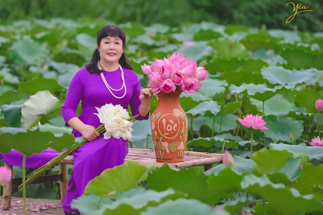 Chụp ảnh với sen có rất nhiều trang phục như áo dài, áo tứ thân, áo yếm, bà ba… Mỗi bức hình sẽ mang một vẻ đẹp riêng, đậm nét đặc trưng của những người phụ nữ Việt Nam.