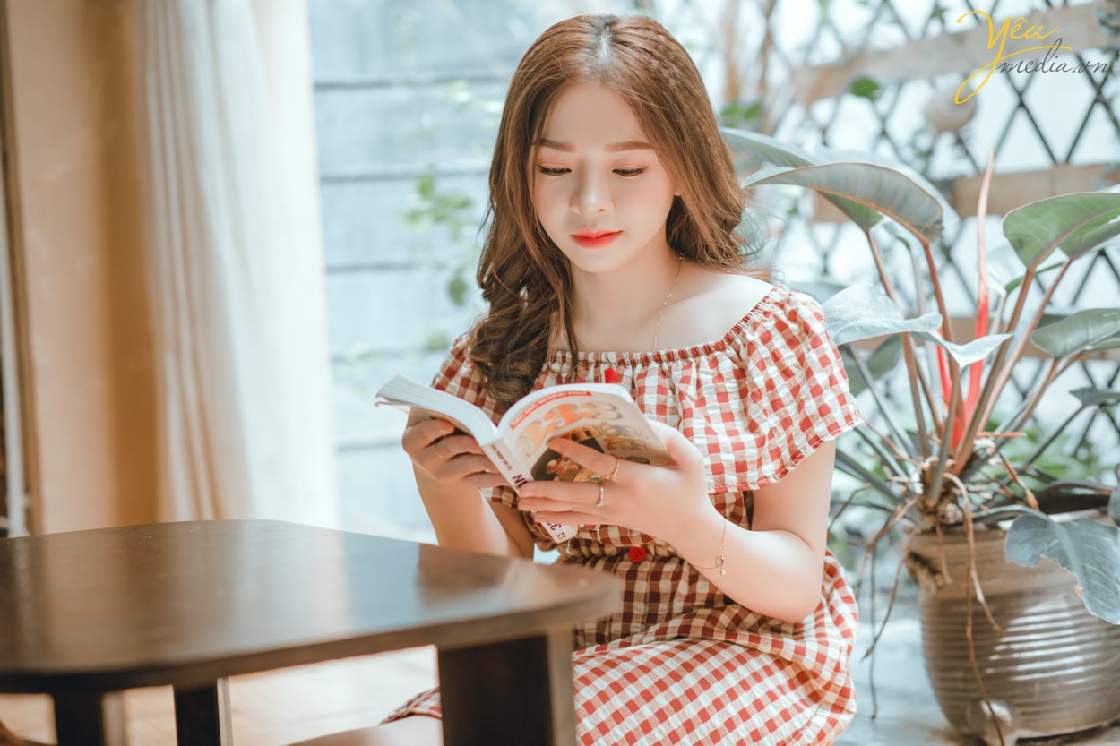 Đi cà phê, ngoài chuyện để uống miếng nước ăn miếng bánh hay trò chuyện cùng bè bạn thì một trong những hoạt động được giới trẻ yêu thích chính là chụp vài con ảnh để còn check-in trên Instagram. Hiểu được điều này nên nhiều hàng quán, địa điểm ngày càng chú trọng hơn trong việc đầu tư cho không gian, giúp công cuộc sống ảo của các "thượng đế" được nâng lên một tầm cao mới.   Đối với các tín đồ sống ảo thì các quán cafe chính là địa điểm hoàn hảo nhất để chụp ảnh được nhiều bạn trẻ lựa chọn. Tuy nhiên, ở Hà Nội lại có cả trăm ngàn quán cafe khác nhau cho bạn lựa.   Để tìm được một địa điểm đẹp, một góc chụp ảnh "chất", hai người bạn thân An An và Ruby Phan đã tìm dến Yêu Media để được tư vấn từ makeup, làm tóc, trang phục, stylist, chụp ảnh và cả màu sắc cho bộ ảnh - làm sao gây ấn tượng nhất. 