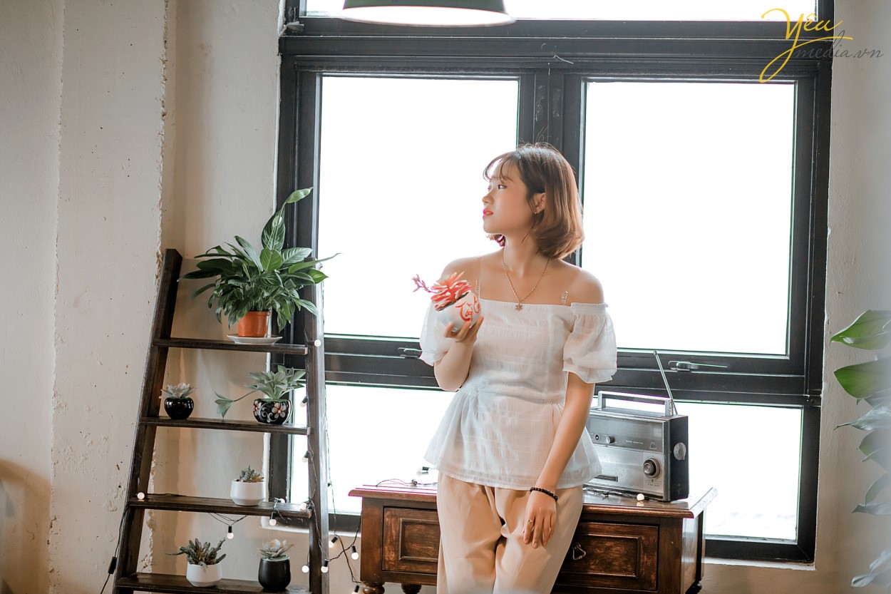 Đi cà phê, ngoài chuyện để uống miếng nước ăn miếng bánh hay trò chuyện cùng bè bạn thì một trong những hoạt động được giới trẻ yêu thích chính là chụp vài con ảnh để còn check-in trên Instagram. Hiểu được điều này nên nhiều hàng quán, địa điểm ngày càng chú trọng hơn trong việc đầu tư cho không gian, giúp công cuộc sống ảo của các "thượng đế" được nâng lên một tầm cao mới.   Đối với các tín đồ sống ảo thì các quán cafe chính là địa điểm hoàn hảo nhất để chụp ảnh được nhiều bạn trẻ lựa chọn. Tuy nhiên, ở Hà Nội lại có cả trăm ngàn quán cafe khác nhau cho bạn lựa.   Để tìm được một địa điểm đẹp, một góc chụp ảnh "chất", hai người bạn thân An An và Ruby Phan đã tìm dến Yêu Media để được tư vấn từ makeup, làm tóc, trang phục, stylist, chụp ảnh và cả màu sắc cho bộ ảnh - làm sao gây ấn tượng nhất. 