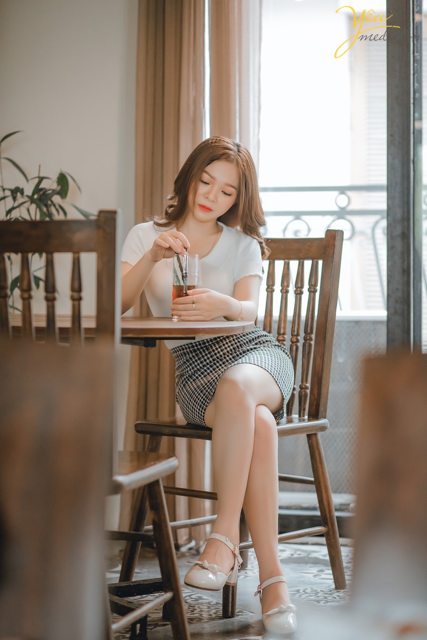 Đi cà phê, ngoài chuyện để uống miếng nước ăn miếng bánh hay trò chuyện cùng bè bạn thì một trong những hoạt động được giới trẻ yêu thích chính là chụp vài con ảnh để còn check-in trên Instagram. Hiểu được điều này nên nhiều hàng quán, địa điểm ngày càng chú trọng hơn trong việc đầu tư cho không gian, giúp công cuộc sống ảo của các "thượng đế" được nâng lên một tầm cao mới.   Đối với các tín đồ sống ảo thì các quán cafe chính là địa điểm hoàn hảo nhất để chụp ảnh được nhiều bạn trẻ lựa chọn. Tuy nhiên, ở Hà Nội lại có cả trăm ngàn quán cafe khác nhau cho bạn lựa.   Để tìm được một địa điểm đẹp, một góc chụp ảnh "chất", hai người bạn thân An An và Ruby Phan đã tìm dến Yêu Media để được tư vấn từ makeup, làm tóc, trang phục, stylist, chụp ảnh và cả màu sắc cho bộ ảnh - làm sao gây ấn tượng nhất. 