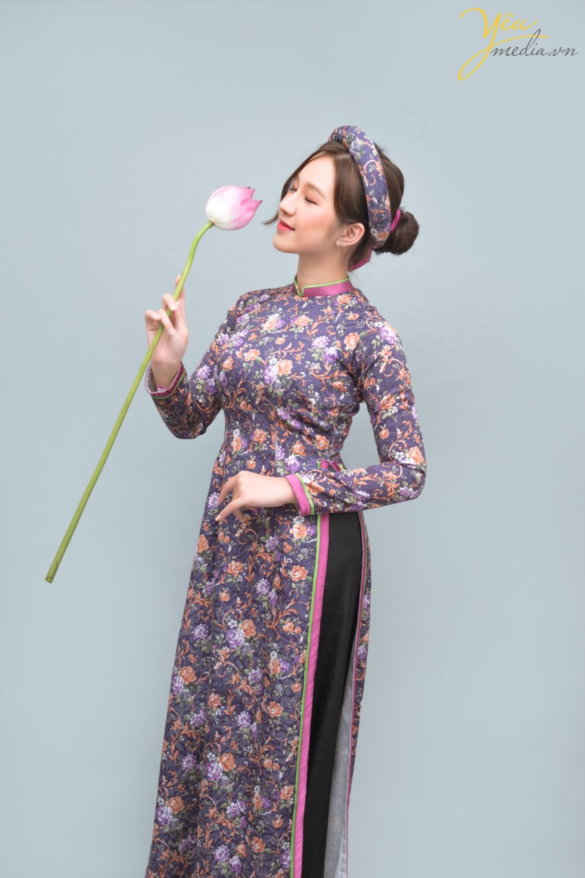 Đã qua rồi cái thời muốn có một bộ ảnh đẹp là phải chuẩn bị kỳ công, ra ngoại thành, tìm địa điểm chụp có mây gió cây cối xinh đẹp, vác theo lỉnh kỉnh nào đạo cụ nào quần áo... rồi nhé. Bây giờ, ngoài những sự lựa chọn thoải mái như siêu thị "sống ảo", đường phố, quán cafe... thì giới trẻ còn có thêm 1 loạt các studio trong nhà vô cùng xinh xắn, đáng yêu, đúng kiểu "1 mét vuông chụp được 1 bộ ảnh".  Studio chụp ảnh thời nay không chỉ dành riêng cho ảnh cưới, mà còn dành để chụp ảnh chân dung, ảnh "nghệ nghệ", ảnh cặp đôi tình tứ..., gọi chung là Chụp ảnh có concept. Với nhu cầu đó, các studio luôn đầu tư hết mình vào đạo cụ, màu sắc... để các bạn trẻ có thể cho ra đời những bộ ảnh chất lừ! Bạn chỉ việc đến, make up và chụp mà thôi! Đảm bảo không thua gì ảnh tạp chí.