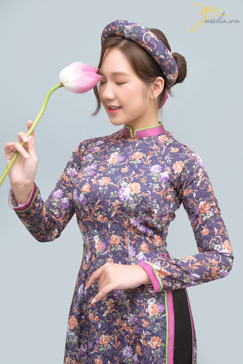 Đã qua rồi cái thời muốn có một bộ ảnh đẹp là phải chuẩn bị kỳ công, ra ngoại thành, tìm địa điểm chụp có mây gió cây cối xinh đẹp, vác theo lỉnh kỉnh nào đạo cụ nào quần áo... rồi nhé. Bây giờ, ngoài những sự lựa chọn thoải mái như siêu thị "sống ảo", đường phố, quán cafe... thì giới trẻ còn có thêm 1 loạt các studio trong nhà vô cùng xinh xắn, đáng yêu, đúng kiểu "1 mét vuông chụp được 1 bộ ảnh".  Studio chụp ảnh thời nay không chỉ dành riêng cho ảnh cưới, mà còn dành để chụp ảnh chân dung, ảnh "nghệ nghệ", ảnh cặp đôi tình tứ..., gọi chung là Chụp ảnh có concept. Với nhu cầu đó, các studio luôn đầu tư hết mình vào đạo cụ, màu sắc... để các bạn trẻ có thể cho ra đời những bộ ảnh chất lừ! Bạn chỉ việc đến, make up và chụp mà thôi! Đảm bảo không thua gì ảnh tạp chí.