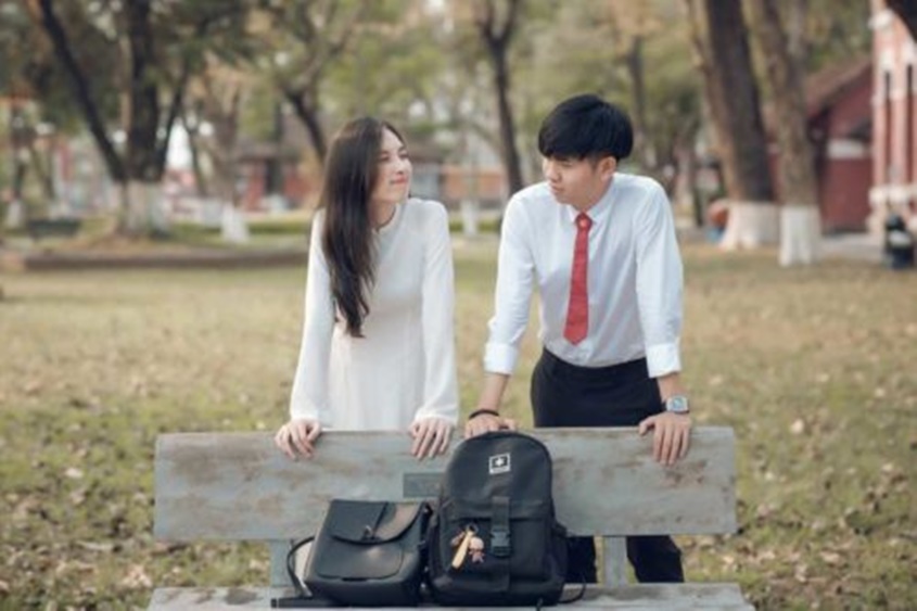 Gợi ý tạo dáng chụp hình cho học sinh nam