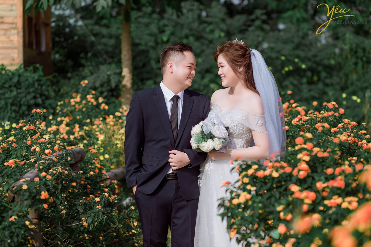 Sự ra đời hàng loạt phim trường tại Hà Nội đang là xu hướng chụp ảnh cưới hiện đại được rất nhiều cặp uyên ương lựa chọn. Đối với mỗi cặp uyên ương, album ảnh cưới không những là món quà kỷ niệm, là câu chuyện tình yêu rất riêng của hai người mà qua những tấm hình đó còn thể hiện phong cách, cá tính riêng của mỗi cặp đôi. Chính vì thế mà chụp ảnh ngoại cảnh hay chụp ảnh trong phim trường thường là câu hỏi được nhiều cặp đôi quan tâm khi quyết định chụp ảnh cưới. Để trả lời câu hỏi trên Yêu Media – chụp ảnh cưới Hà Nội xin chia sẻ cho bạn một số kinh nghiệm sau, hi vọng bài viết sẽ giúp ích cho bạn trong việc lựa chọn