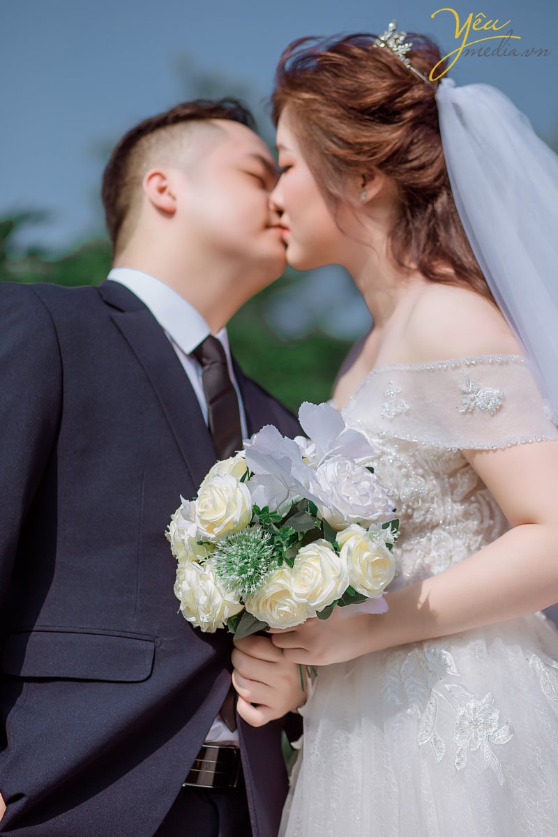 Sự ra đời hàng loạt phim trường tại Hà Nội đang là xu hướng chụp ảnh cưới hiện đại được rất nhiều cặp uyên ương lựa chọn. Đối với mỗi cặp uyên ương, album ảnh cưới không những là món quà kỷ niệm, là câu chuyện tình yêu rất riêng của hai người mà qua những tấm hình đó còn thể hiện phong cách, cá tính riêng của mỗi cặp đôi. Chính vì thế mà chụp ảnh ngoại cảnh hay chụp ảnh trong phim trường thường là câu hỏi được nhiều cặp đôi quan tâm khi quyết định chụp ảnh cưới. Để trả lời câu hỏi trên Yêu Media – chụp ảnh cưới Hà Nội xin chia sẻ cho bạn một số kinh nghiệm sau, hi vọng bài viết sẽ giúp ích cho bạn trong việc lựa chọn