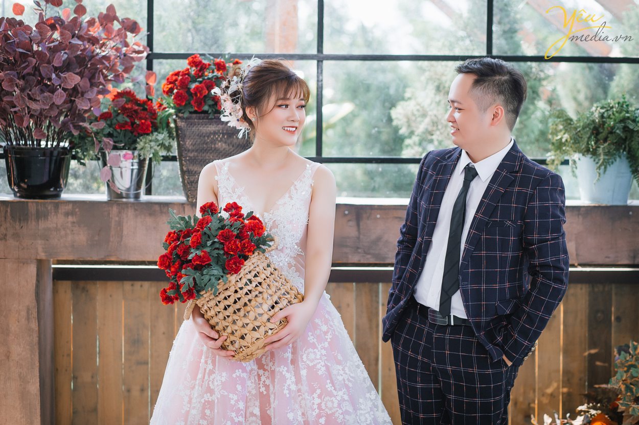 Sự ra đời hàng loạt phim trường tại Hà Nội đang là xu hướng chụp ảnh cưới hiện đại được rất nhiều cặp uyên ương lựa chọn. Đối với mỗi cặp uyên ương, album ảnh cưới không những là món quà kỷ niệm, là câu chuyện tình yêu rất riêng của hai người mà qua những tấm hình đó còn thể hiện phong cách, cá tính riêng của mỗi cặp đôi. Chính vì thế mà chụp ảnh ngoại cảnh hay chụp ảnh trong phim trường thường là câu hỏi được nhiều cặp đôi quan tâm khi quyết định chụp ảnh cưới. Để trả lời câu hỏi trên Yêu Media – chụp ảnh cưới Hà Nội xin chia sẻ cho bạn một số kinh nghiệm sau, hi vọng bài viết sẽ giúp ích cho bạn trong việc lựa chọn