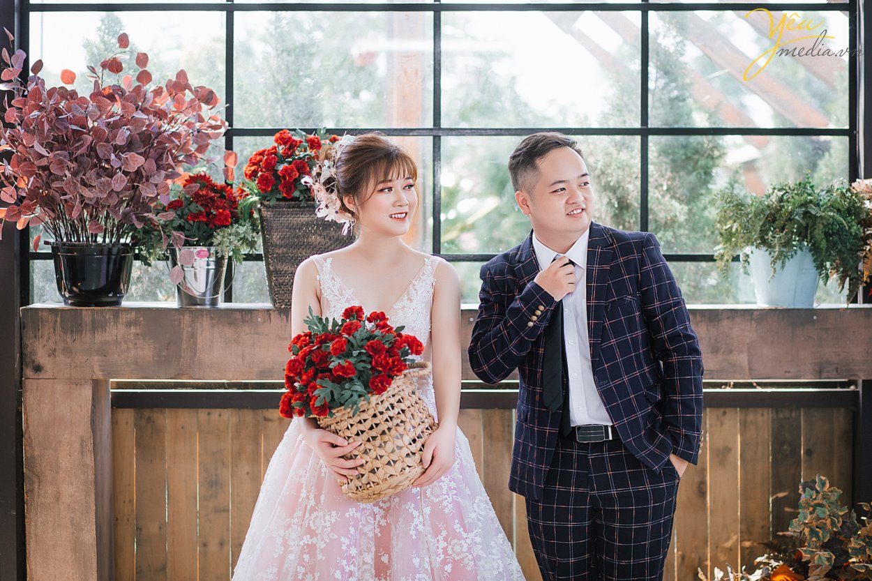 Sự ra đời hàng loạt phim trường tại Hà Nội đang là xu hướng chụp ảnh cưới hiện đại được rất nhiều cặp uyên ương lựa chọn. Đối với mỗi cặp uyên ương, album ảnh cưới không những là món quà kỷ niệm, là câu chuyện tình yêu rất riêng của hai người mà qua những tấm hình đó còn thể hiện phong cách, cá tính riêng của mỗi cặp đôi. Chính vì thế mà chụp ảnh ngoại cảnh hay chụp ảnh trong phim trường thường là câu hỏi được nhiều cặp đôi quan tâm khi quyết định chụp ảnh cưới. Để trả lời câu hỏi trên Yêu Media – chụp ảnh cưới Hà Nội xin chia sẻ cho bạn một số kinh nghiệm sau, hi vọng bài viết sẽ giúp ích cho bạn trong việc lựa chọn