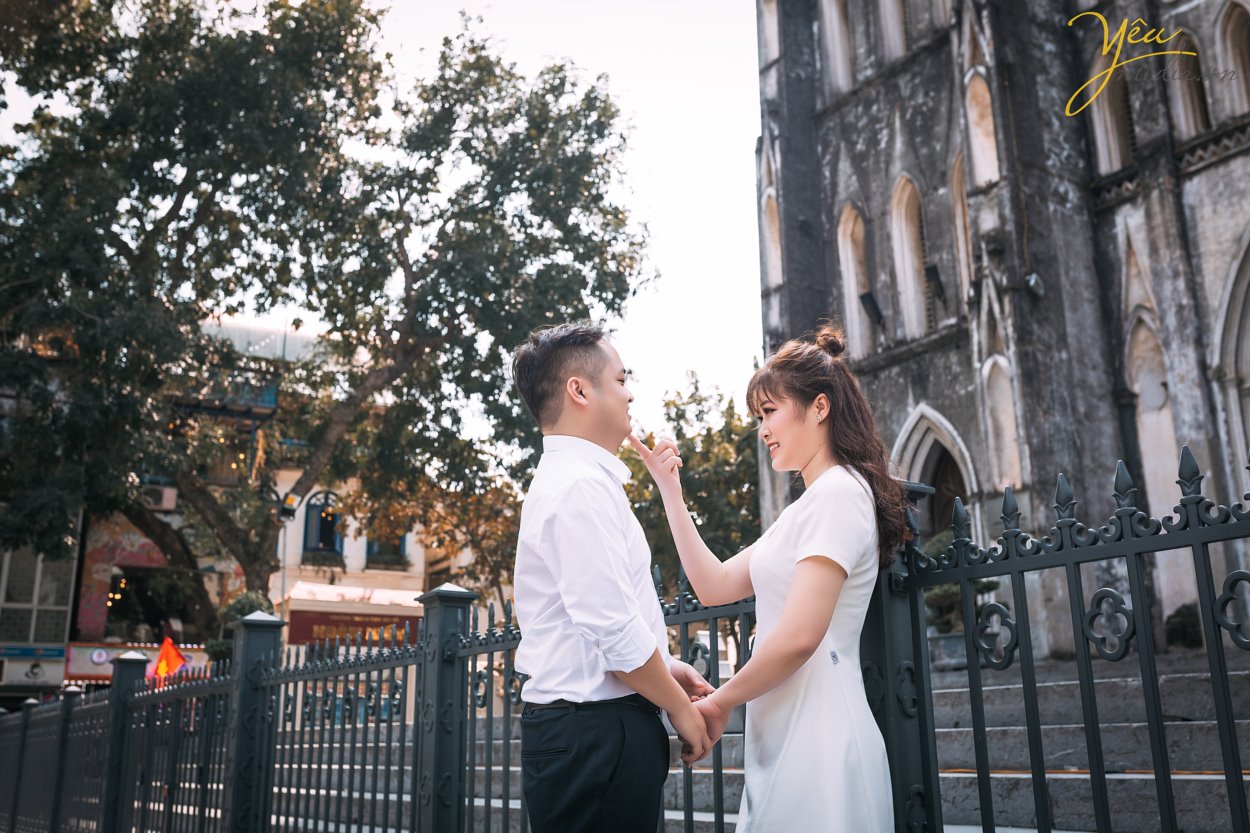 Sự ra đời hàng loạt phim trường tại Hà Nội đang là xu hướng chụp ảnh cưới hiện đại được rất nhiều cặp uyên ương lựa chọn. Đối với mỗi cặp uyên ương, album ảnh cưới không những là món quà kỷ niệm, là câu chuyện tình yêu rất riêng của hai người mà qua những tấm hình đó còn thể hiện phong cách, cá tính riêng của mỗi cặp đôi. Chính vì thế mà chụp ảnh ngoại cảnh hay chụp ảnh trong phim trường thường là câu hỏi được nhiều cặp đôi quan tâm khi quyết định chụp ảnh cưới. Để trả lời câu hỏi trên Yêu Media – chụp ảnh cưới Hà Nội xin chia sẻ cho bạn một số kinh nghiệm sau, hi vọng bài viết sẽ giúp ích cho bạn trong việc lựa chọn