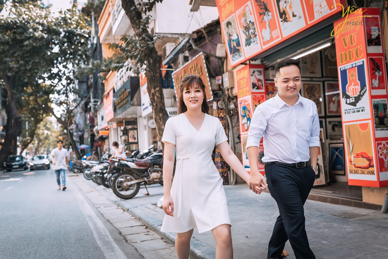 Sự ra đời hàng loạt phim trường tại Hà Nội đang là xu hướng chụp ảnh cưới hiện đại được rất nhiều cặp uyên ương lựa chọn. Đối với mỗi cặp uyên ương, album ảnh cưới không những là món quà kỷ niệm, là câu chuyện tình yêu rất riêng của hai người mà qua những tấm hình đó còn thể hiện phong cách, cá tính riêng của mỗi cặp đôi. Chính vì thế mà chụp ảnh ngoại cảnh hay chụp ảnh trong phim trường thường là câu hỏi được nhiều cặp đôi quan tâm khi quyết định chụp ảnh cưới. Để trả lời câu hỏi trên Yêu Media – chụp ảnh cưới Hà Nội xin chia sẻ cho bạn một số kinh nghiệm sau, hi vọng bài viết sẽ giúp ích cho bạn trong việc lựa chọn