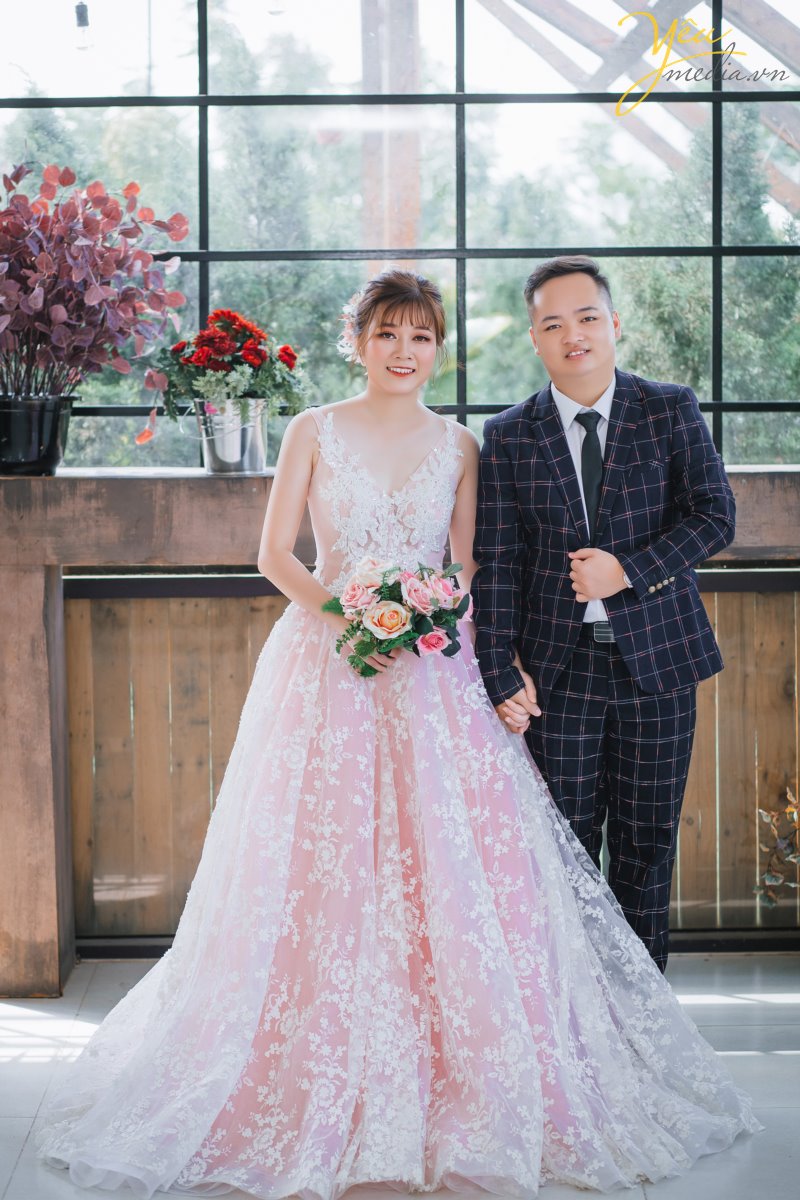 Sự ra đời hàng loạt phim trường tại Hà Nội đang là xu hướng chụp ảnh cưới hiện đại được rất nhiều cặp uyên ương lựa chọn. Đối với mỗi cặp uyên ương, album ảnh cưới không những là món quà kỷ niệm, là câu chuyện tình yêu rất riêng của hai người mà qua những tấm hình đó còn thể hiện phong cách, cá tính riêng của mỗi cặp đôi. Chính vì thế mà chụp ảnh ngoại cảnh hay chụp ảnh trong phim trường thường là câu hỏi được nhiều cặp đôi quan tâm khi quyết định chụp ảnh cưới. Để trả lời câu hỏi trên Yêu Media – chụp ảnh cưới Hà Nội xin chia sẻ cho bạn một số kinh nghiệm sau, hi vọng bài viết sẽ giúp ích cho bạn trong việc lựa chọn