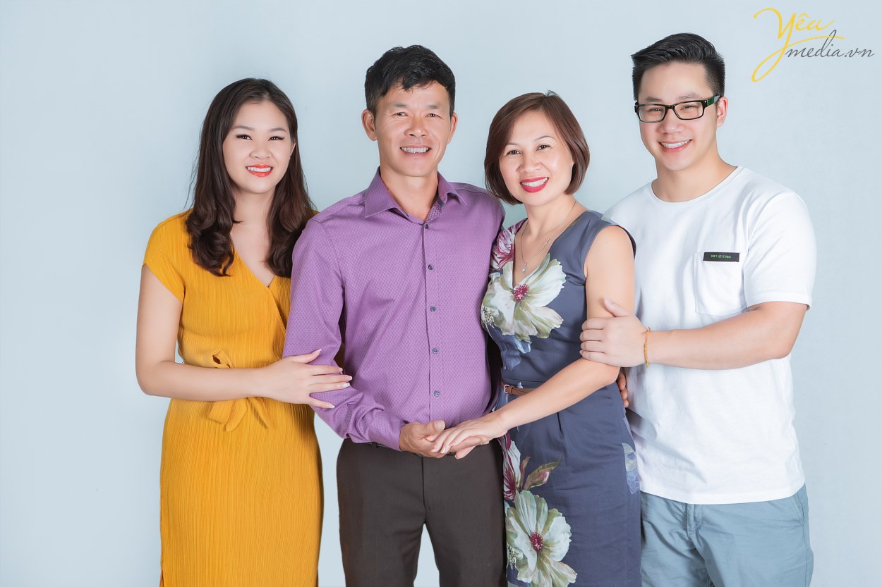 Cuốn album ảnh gia đình sẽ là một kỷ vật vô giá, trong đó chứa đầy những tiếng cười và cảm xúc yêu thương của gia đình bạn. Đôi khi cả đời chỉ có thể sắp xếp đưa gia đình đi chụp ảnh một lần. Vì vậy, bộ ảnh chính là lát cắt hạnh phúc của gia đình bạn, lưu lại trong đó những khoảnh khắc vô giá và gìn giữ mãi mãi với thời gian. Bộ ảnh gia đình chính là một món quà tinh thần để mỗi khi mệt mỏi bạn chỉ cần mở điện thoại ra xem, nhìn vào gia đình yêu thương của mình và sau đó bạn lại có thêm nhiều động lực để cố gắng. Có rất nhiều gia đình đang giận nhau, chỉ cần xem lại bộ ảnh thì cơn giận sẽ nguôi ngoai, và cảm thấy yêu thương gia đình của mình hơn.