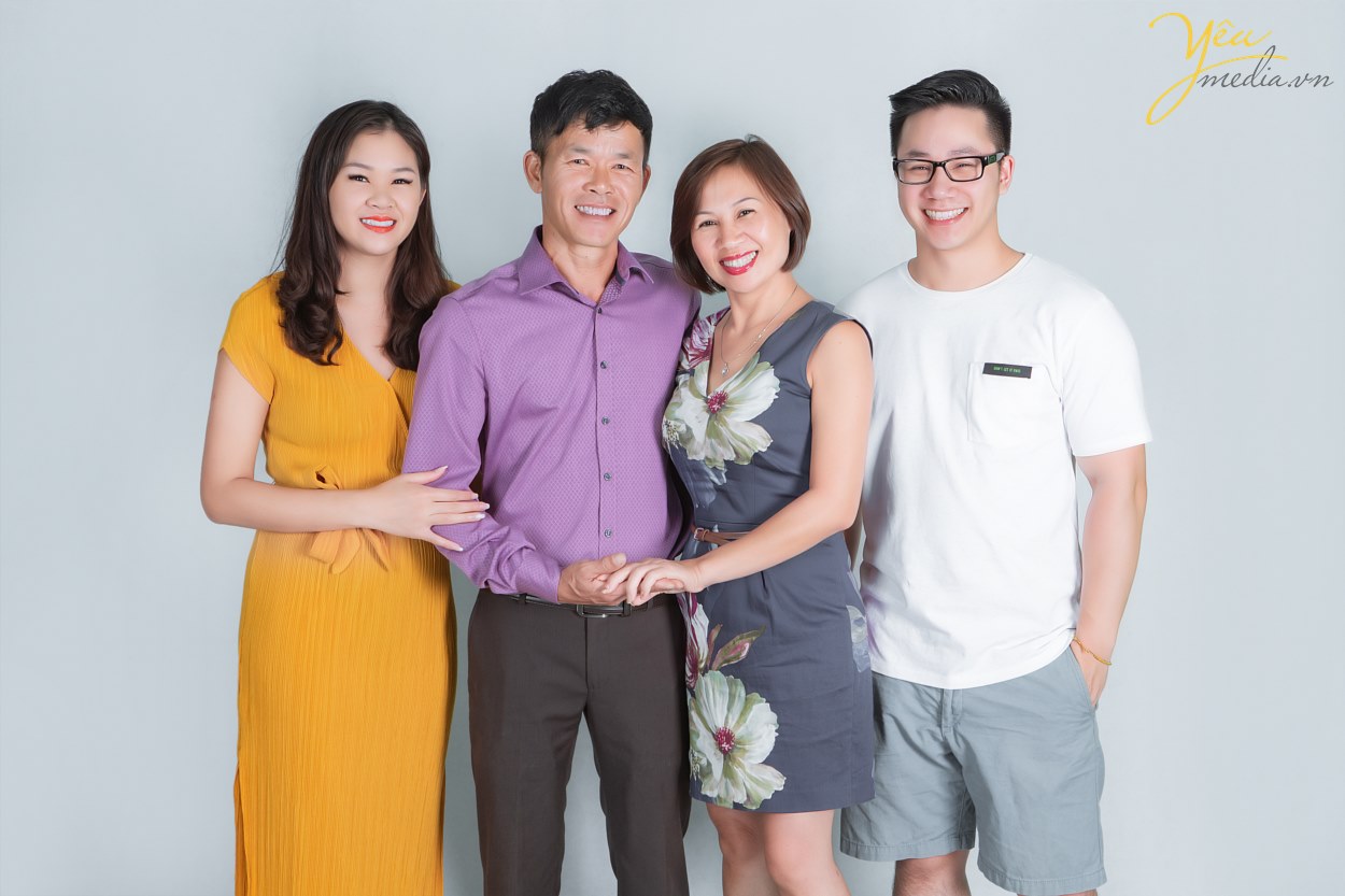 Cuốn album ảnh gia đình sẽ là một kỷ vật vô giá, trong đó chứa đầy những tiếng cười và cảm xúc yêu thương của gia đình bạn. Đôi khi cả đời chỉ có thể sắp xếp đưa gia đình đi chụp ảnh một lần. Vì vậy, bộ ảnh chính là lát cắt hạnh phúc của gia đình bạn, lưu lại trong đó những khoảnh khắc vô giá và gìn giữ mãi mãi với thời gian. Bộ ảnh gia đình chính là một món quà tinh thần để mỗi khi mệt mỏi bạn chỉ cần mở điện thoại ra xem, nhìn vào gia đình yêu thương của mình và sau đó bạn lại có thêm nhiều động lực để cố gắng. Có rất nhiều gia đình đang giận nhau, chỉ cần xem lại bộ ảnh thì cơn giận sẽ nguôi ngoai, và cảm thấy yêu thương gia đình của mình hơn.